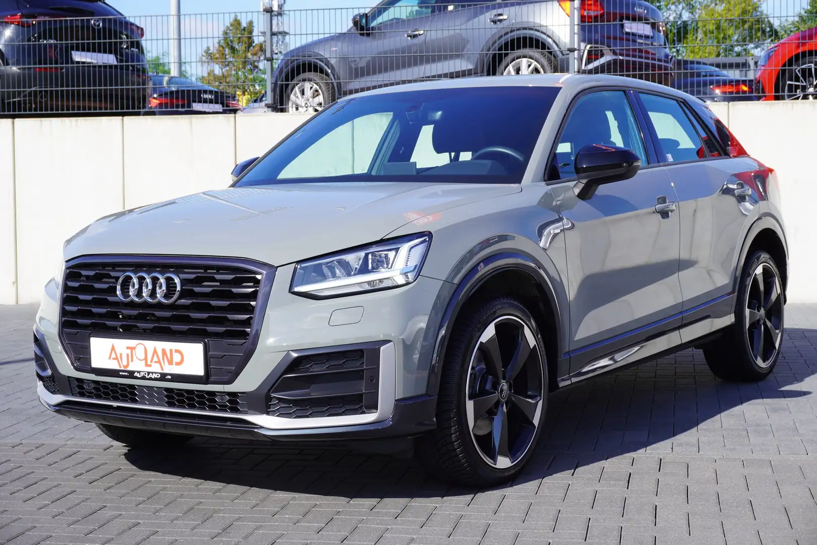 Audi Q2 1.4 TFSI design LED AHK Sitzheizung Navi ACC Grau - 2