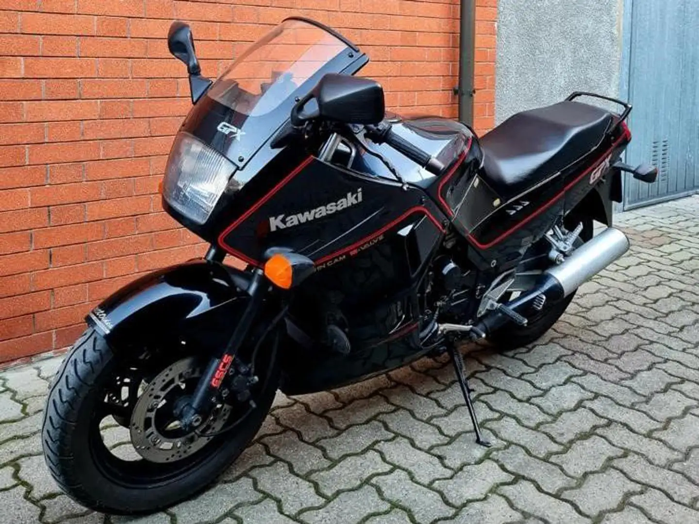 Kawasaki GPX 750 R Zwart - 1
