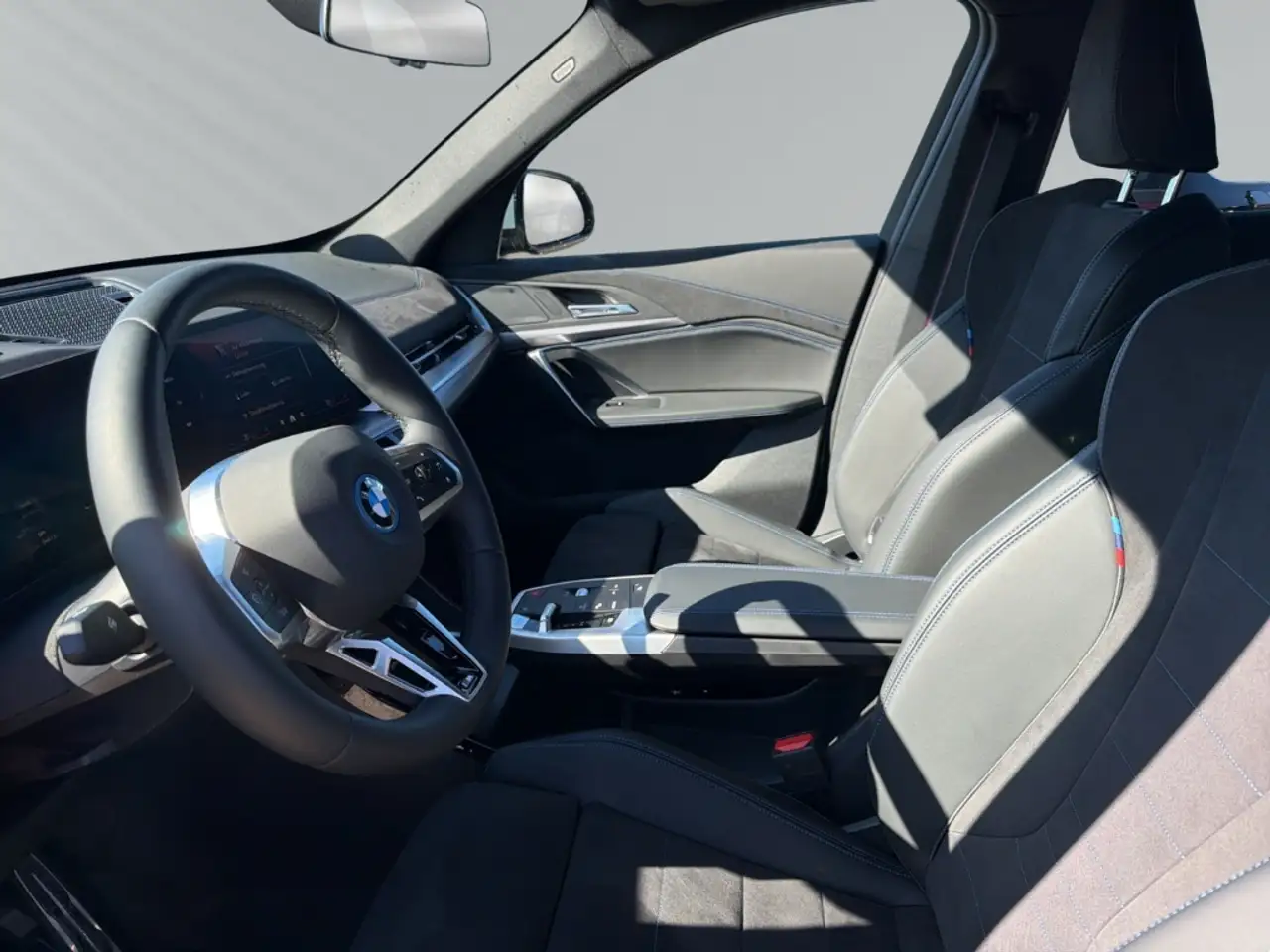 BMW iX1 30 xDrive/M-Sportpaket/HUD/AHK-klappbar/Leder 4