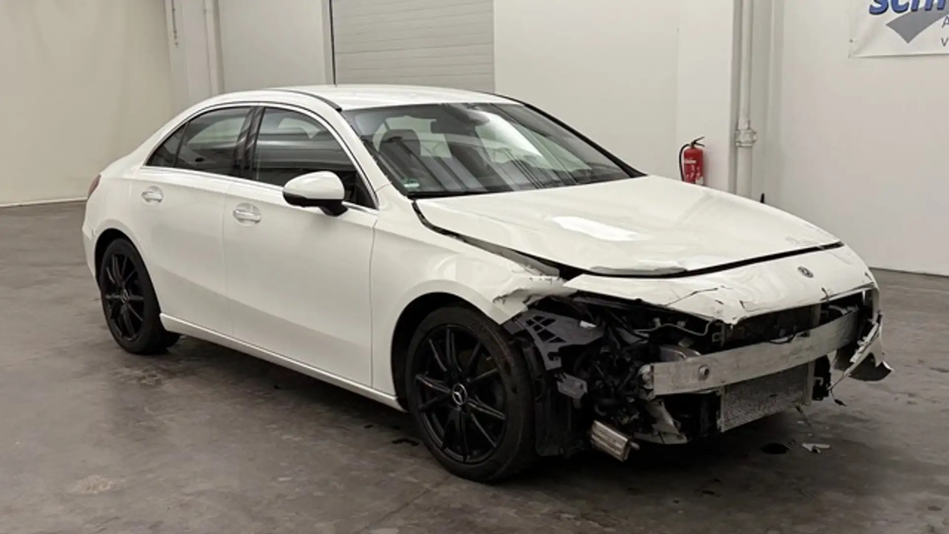 Mercedes-Benz A 180 Limousine *360°Cam*Massage*CarPlay*Leder* Weiß - 2