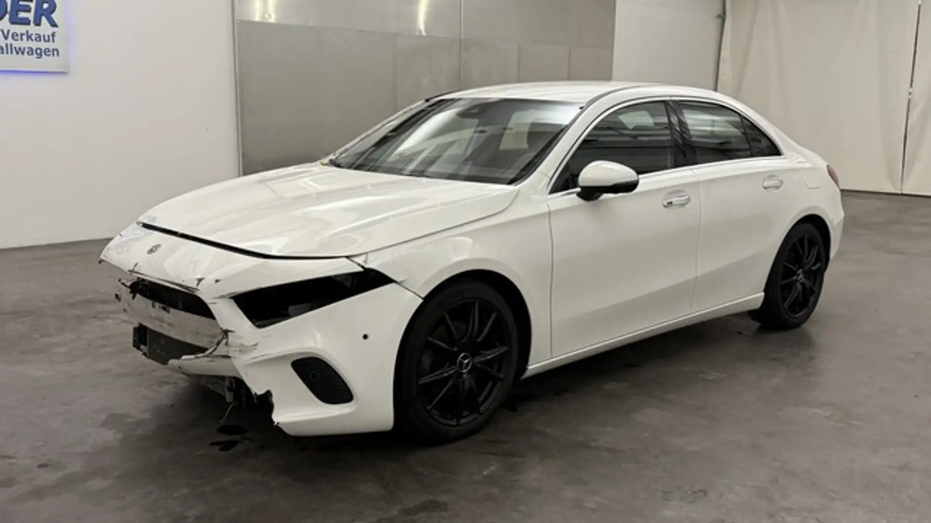 Mercedes-Benz A 180 Limousine *360°Cam*Massage*CarPlay*Leder* Weiß - 1