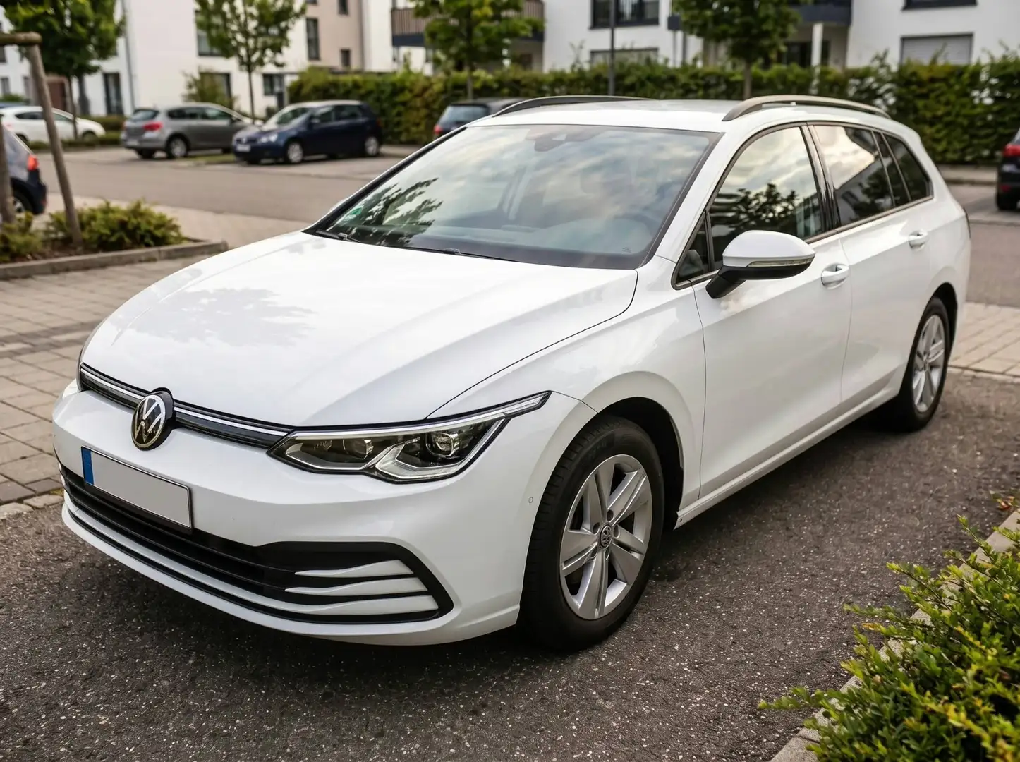Volkswagen Golf Variant 2.0 TDI Life | Schwenkbare AHK | Navi Discover Pro | LED Plus | ErgoActive Massagesitz | 3-Zonen Climatronic | Rückfahrk. Weiß - 1