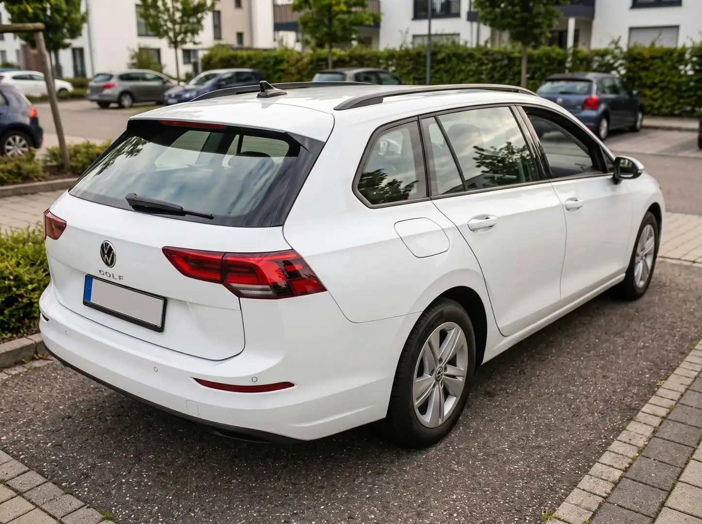 Volkswagen Golf Variant 2.0 TDI Life | Schwenkbare AHK | Navi Discover Pro | LED Plus | ErgoActive Massagesitz | 3-Zonen Climatronic | Rückfahrk. Weiß - 2