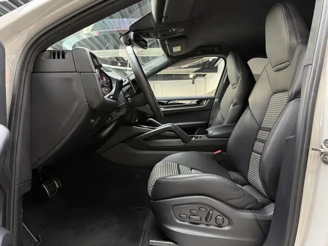 Porsche Cayenne view 15