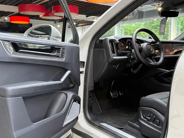 Porsche Cayenne view 12