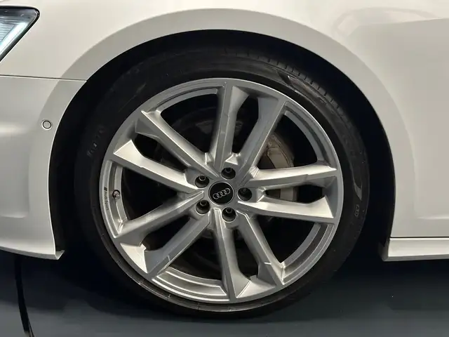 Audi A6 Avant view 9
