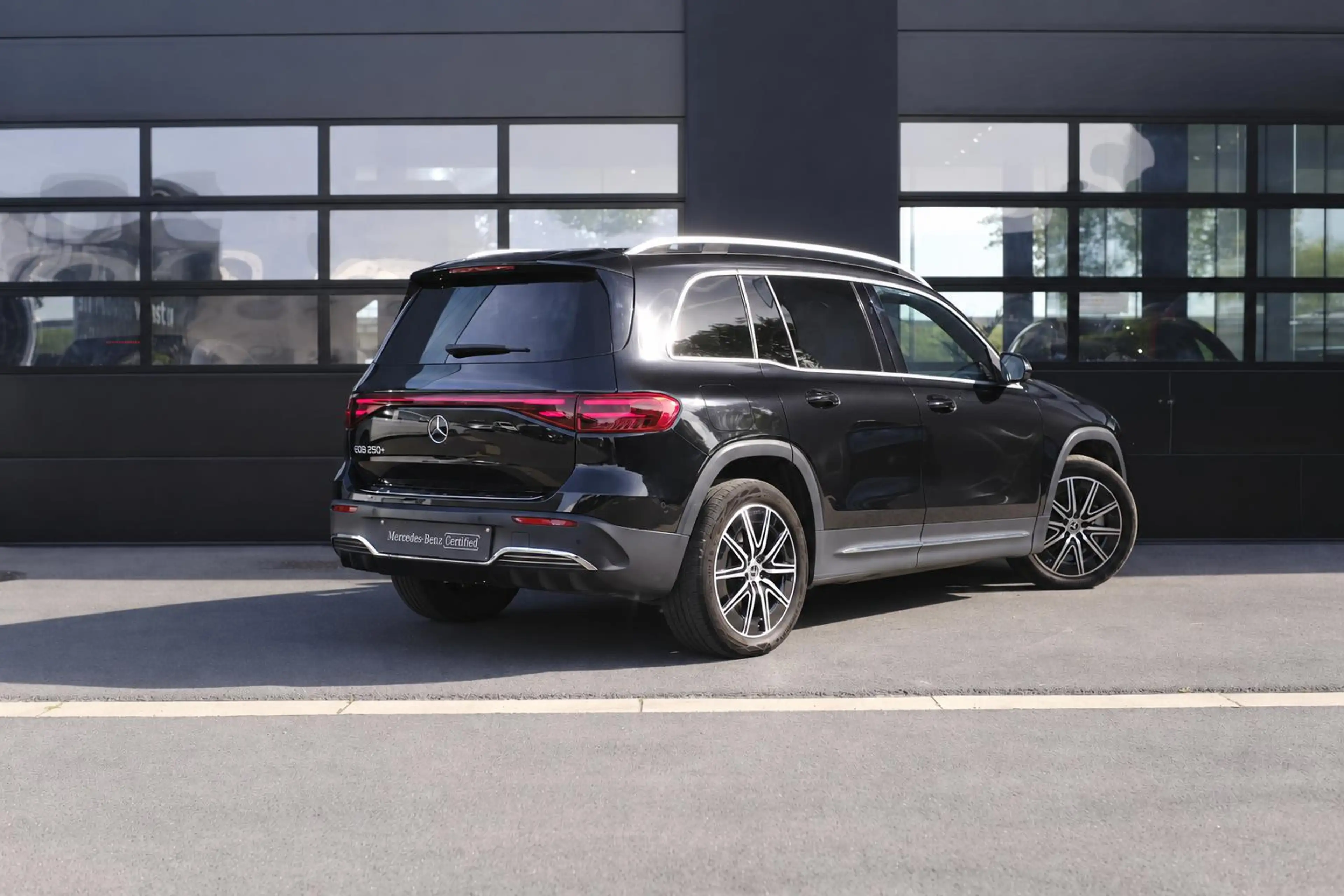 Mercedes-Benz EQB 250 250+ Star Edition + PANO + TREKHAAK + CARPLAY + — photo 8