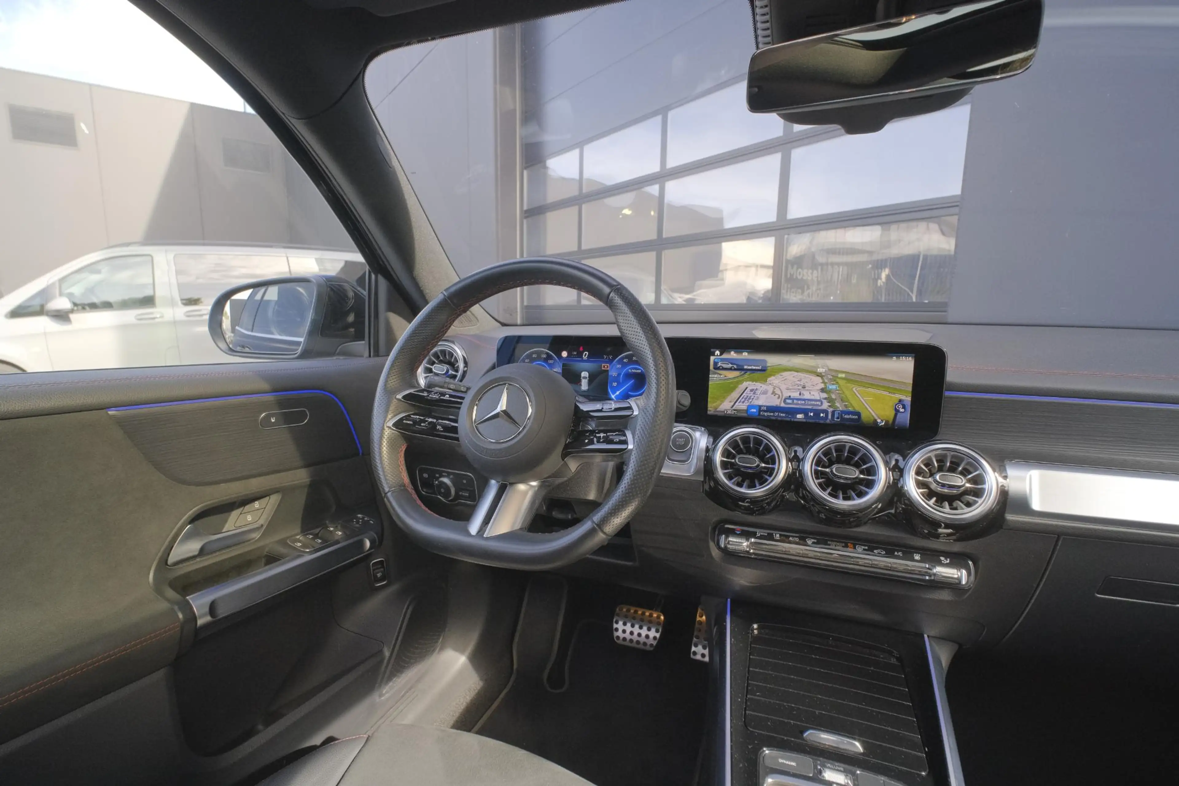 Mercedes-Benz EQB 250 250+ Star Edition + PANO + TREKHAAK + CARPLAY + — photo 15