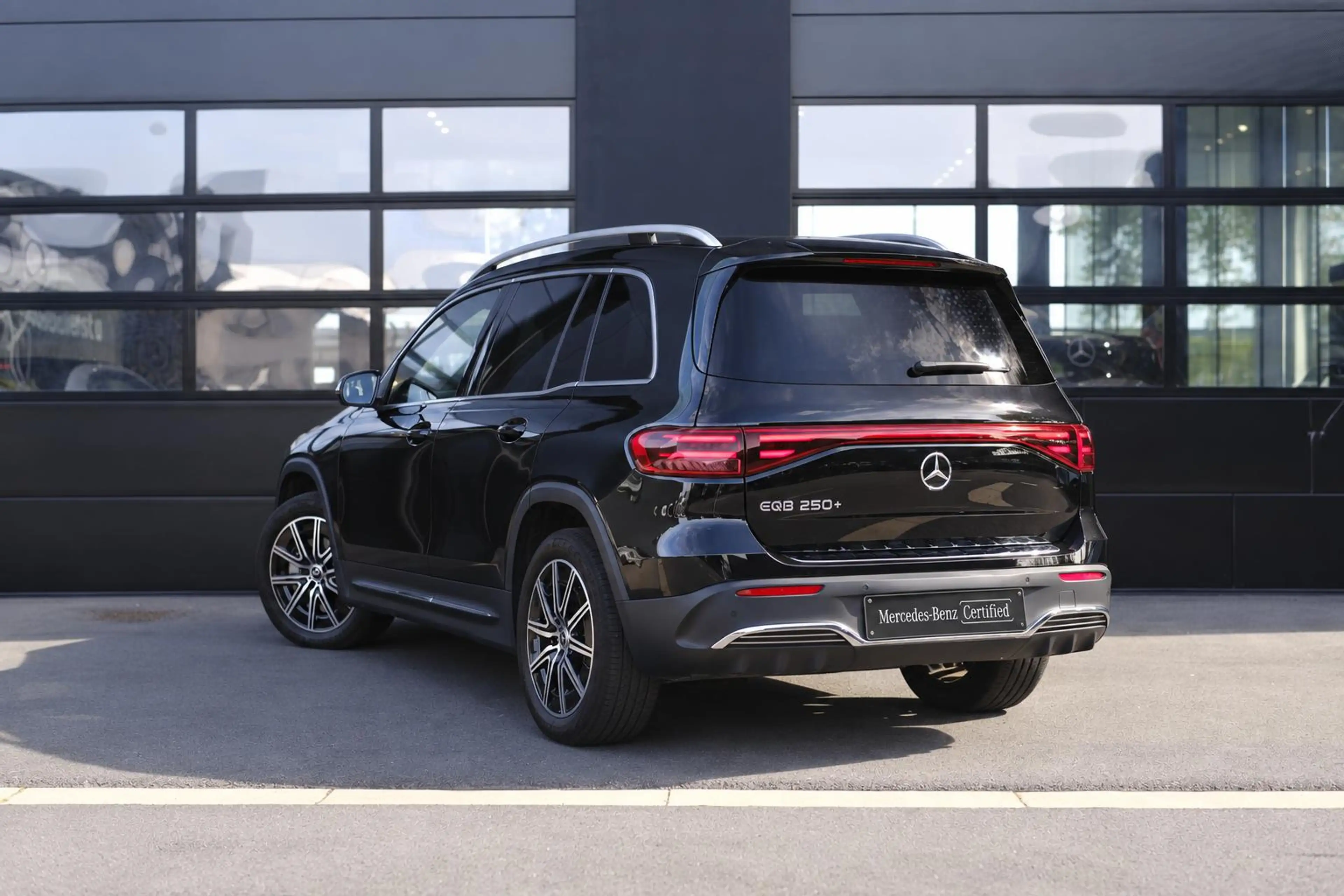 Mercedes-Benz EQB 250 250+ Star Edition + PANO + TREKHAAK + CARPLAY + — photo 5