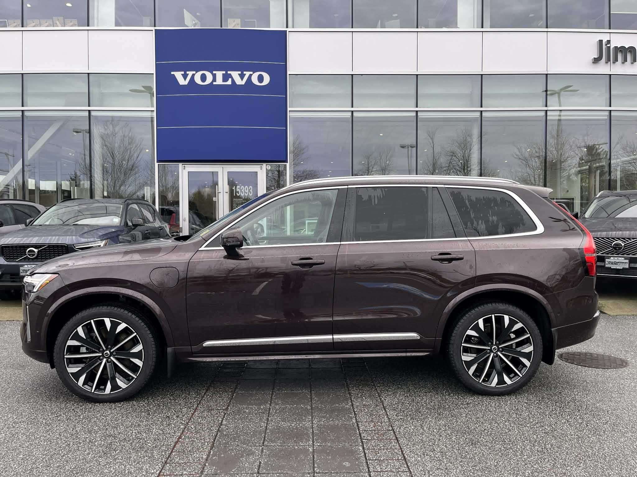 2025 Volvo XC90 2025.5 T8 AWD Ultra Bright Theme 6-Seater alt 2