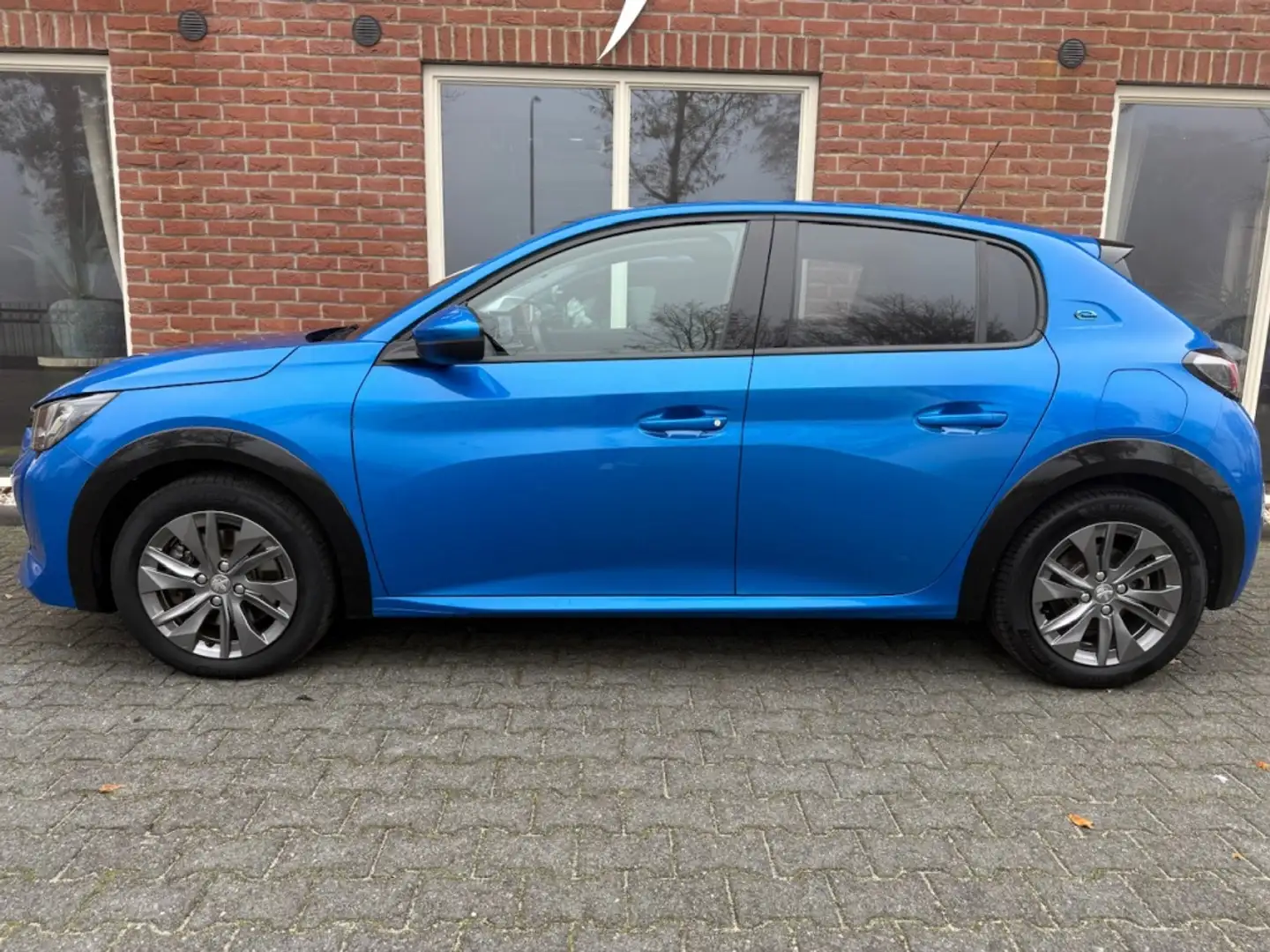 Peugeot e-208 EV Allure 50 kWh PANODAK / STOELVERW. / ADDAPT.CRU Blu/Azzurro - 2