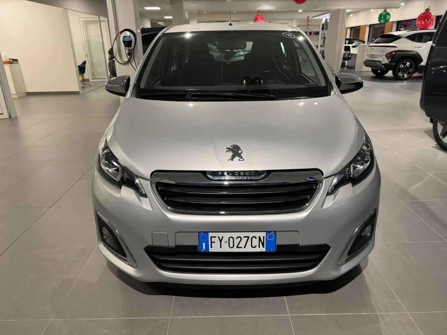 Peugeot 108 VTi 72 5 porte Allure Grau - 2