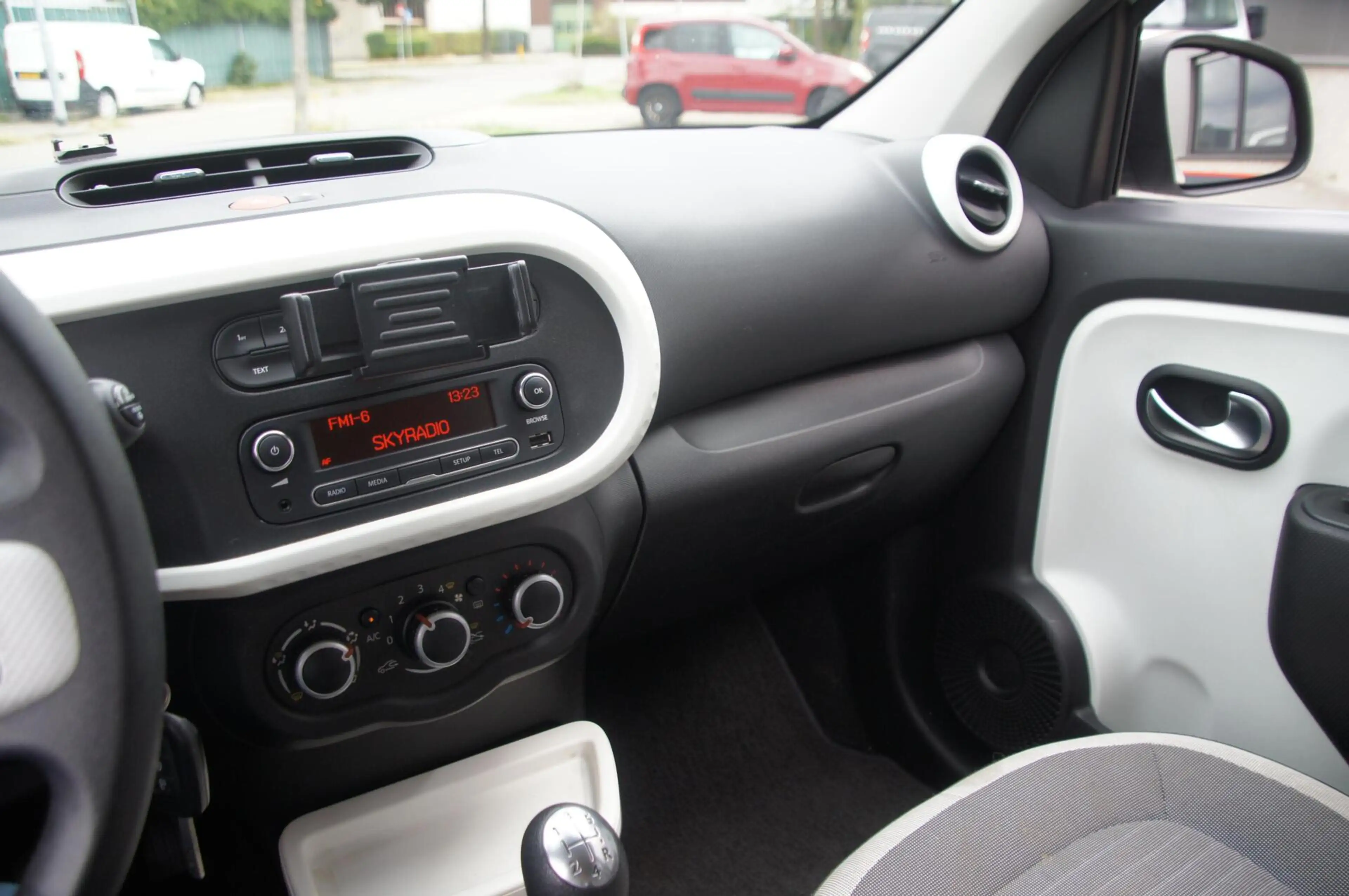 Renault Twingo 1.0 SCe Collection — photo 19
