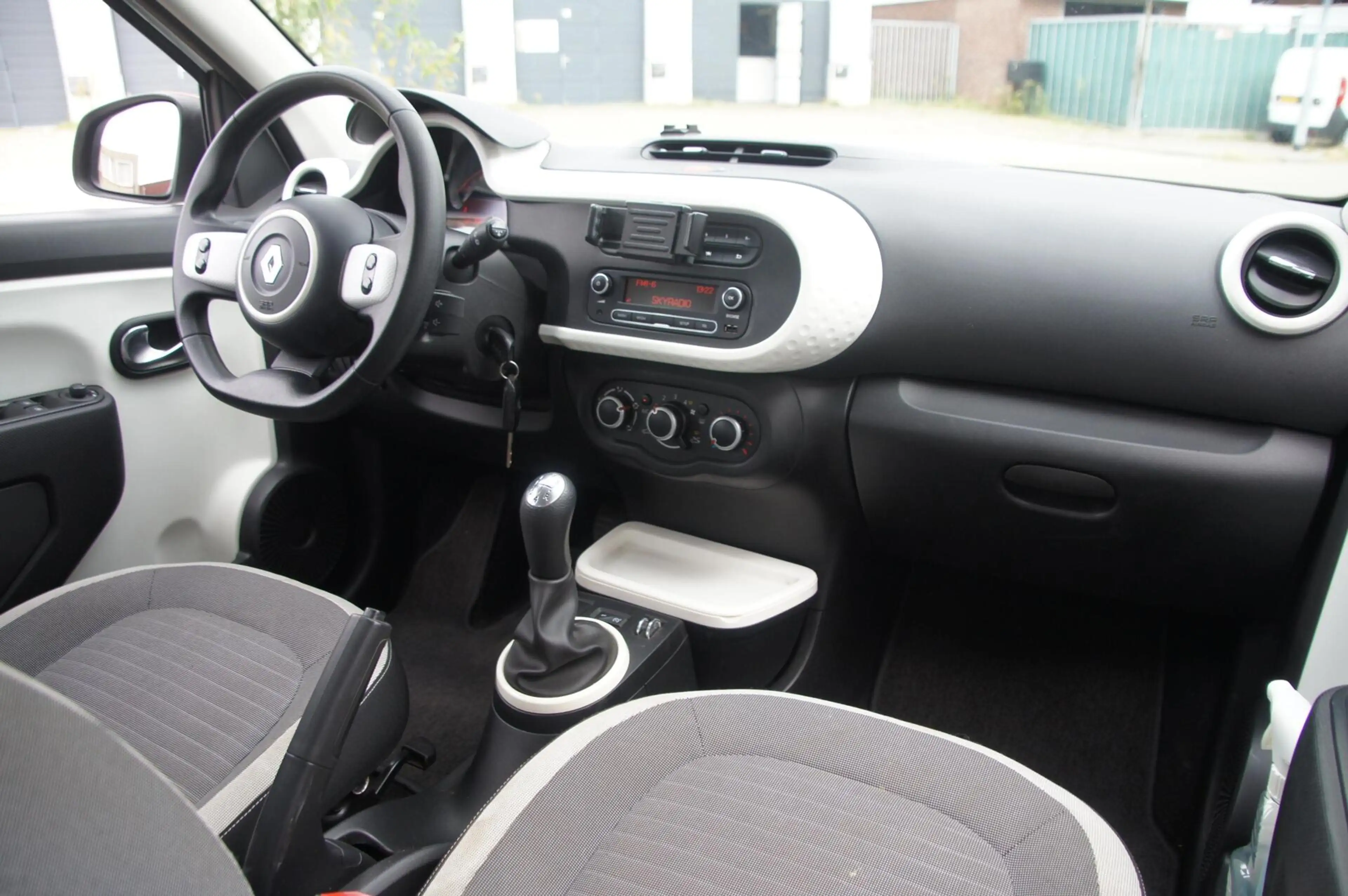 Renault Twingo 1.0 SCe Collection — photo 14