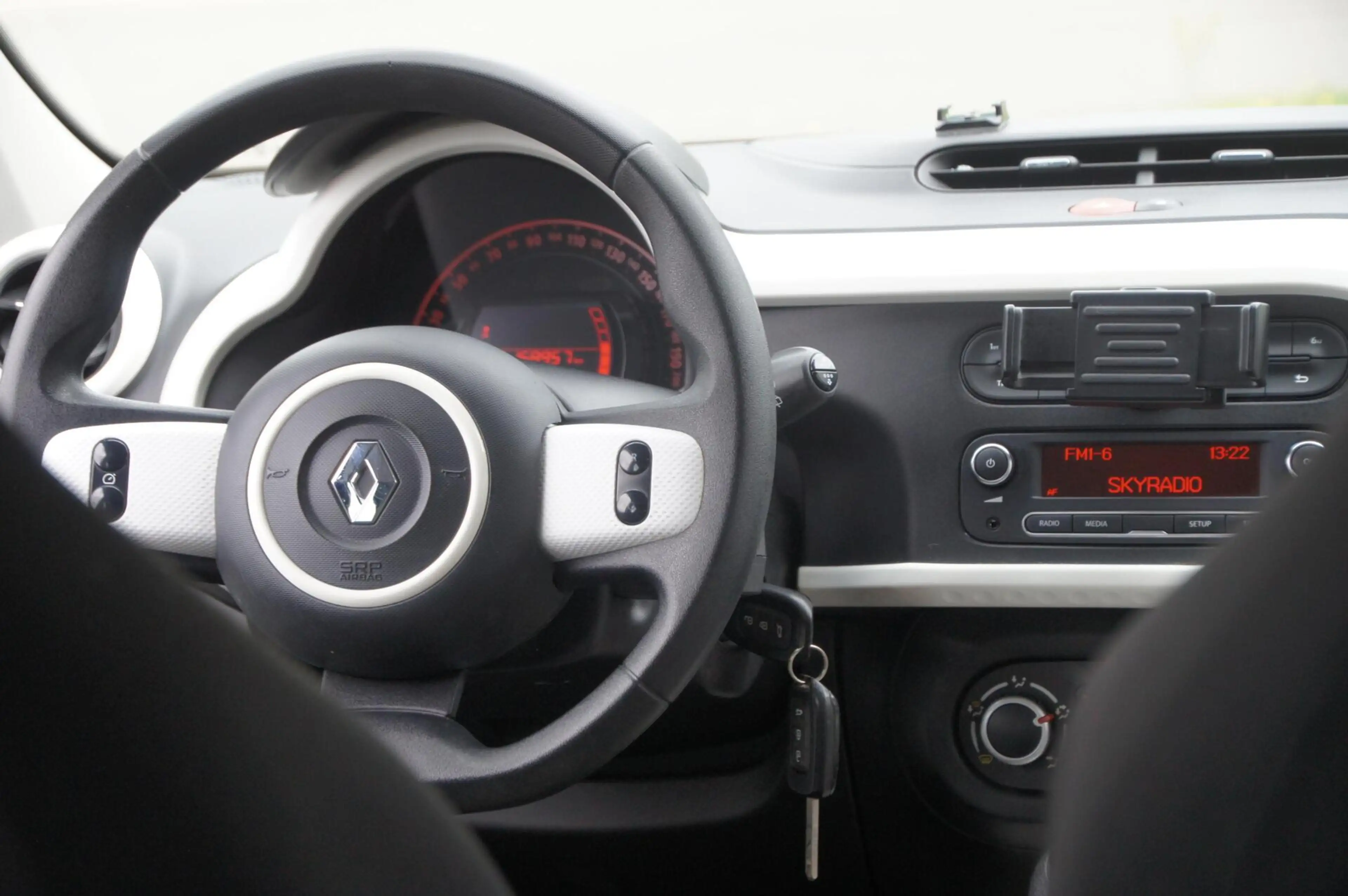 Renault Twingo 1.0 SCe Collection — photo 13