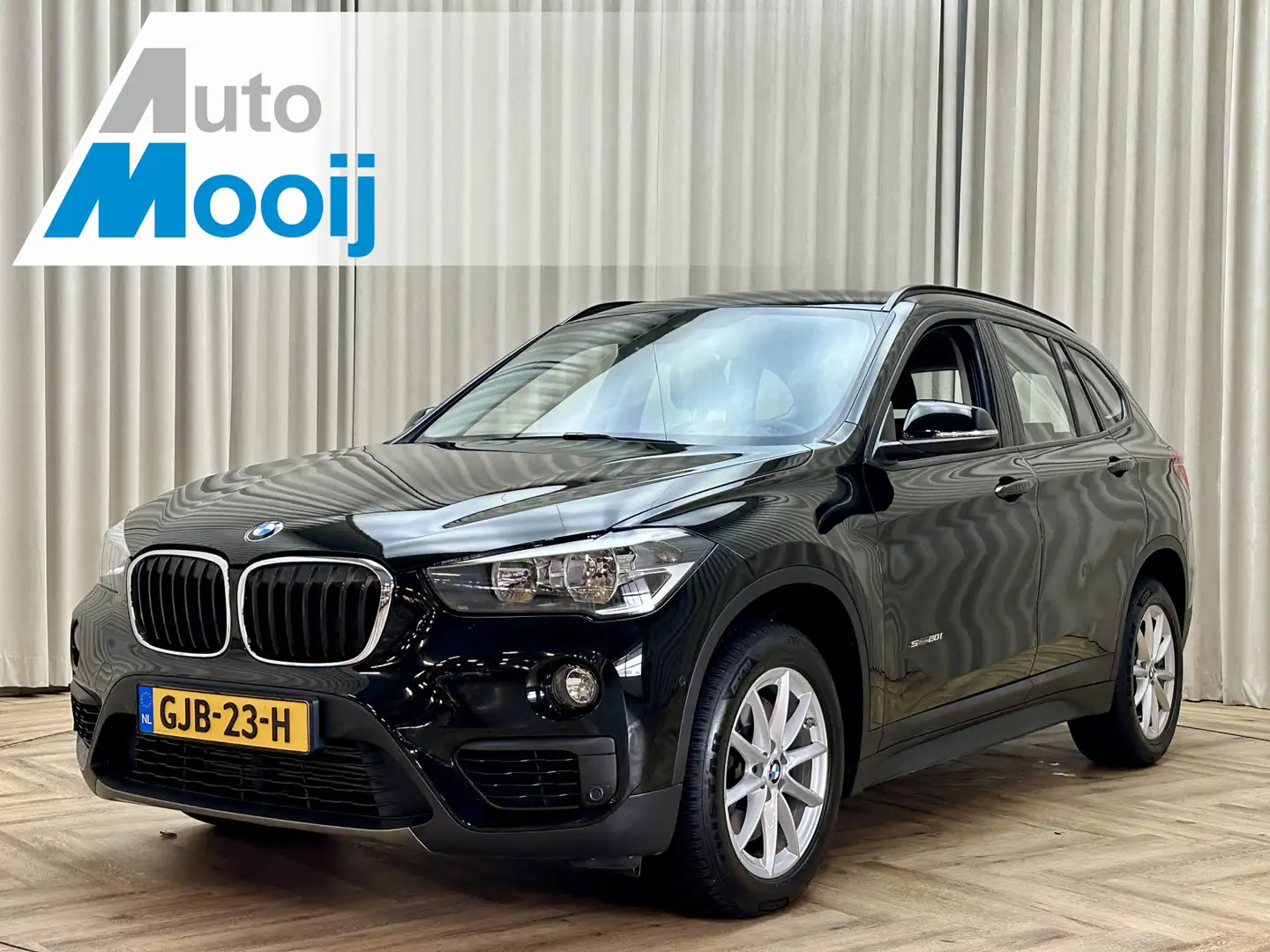 BMW X1 sDrive20i *192PK* Stoelverwarming / Navigatie / PD Zwart - 1