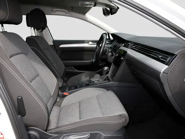 Volkswagen Passat view 9