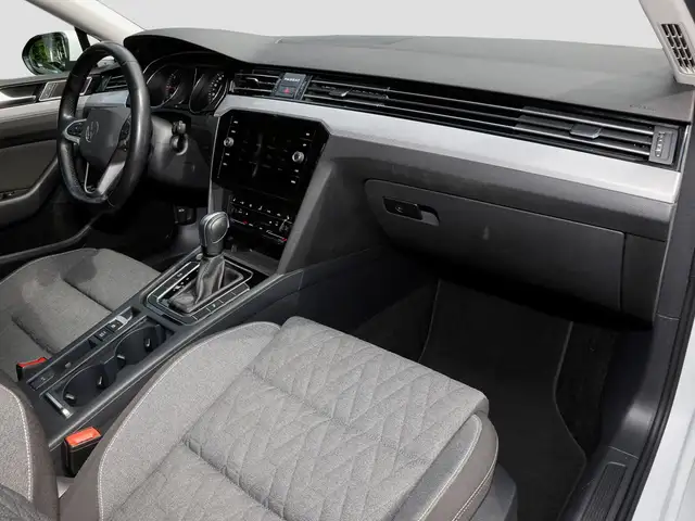 Volkswagen Passat view 10