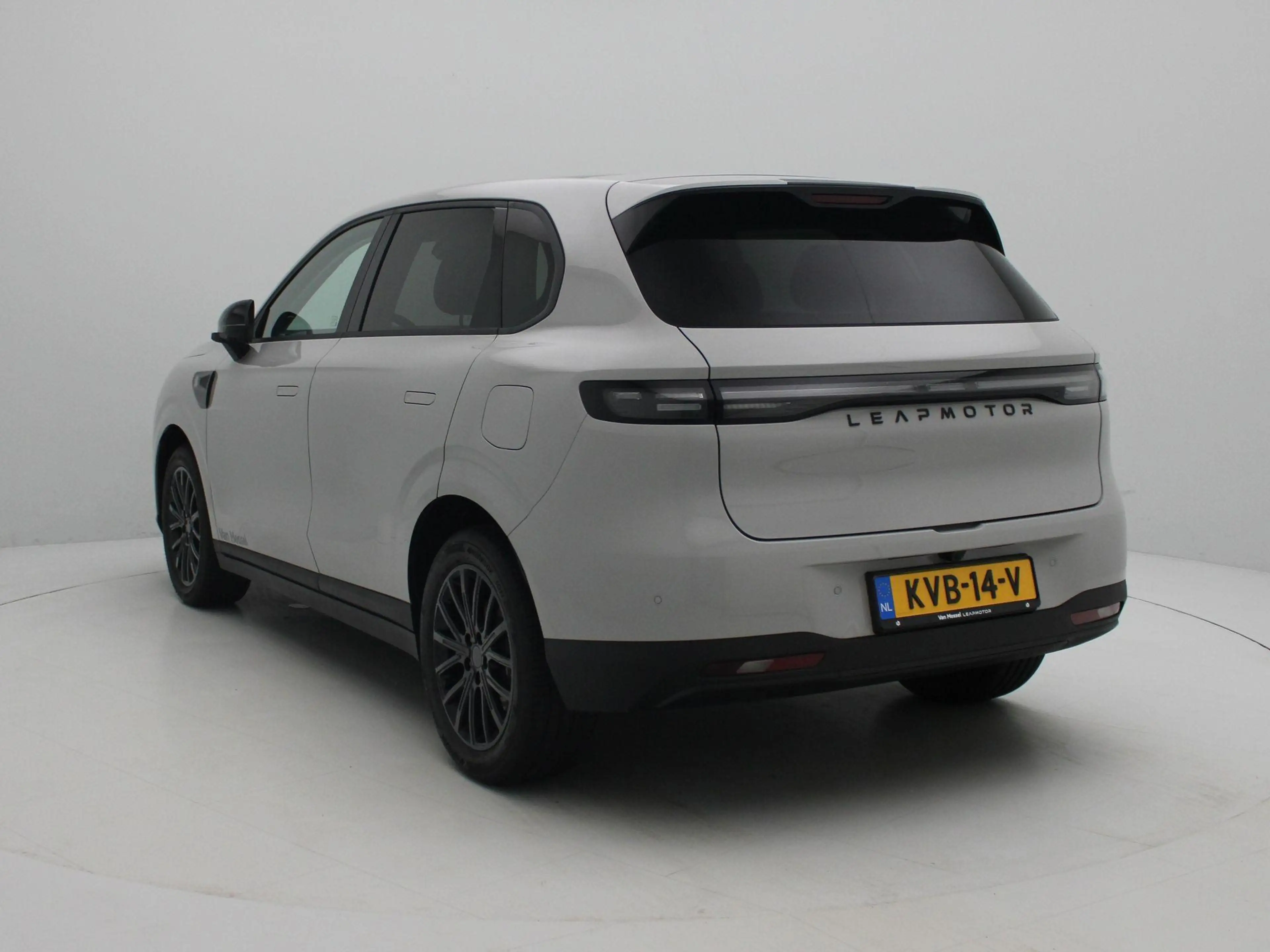 Leapmotor B10 Design Hybrid EV 18.8 kWh | DEMO SALE | — photo 2