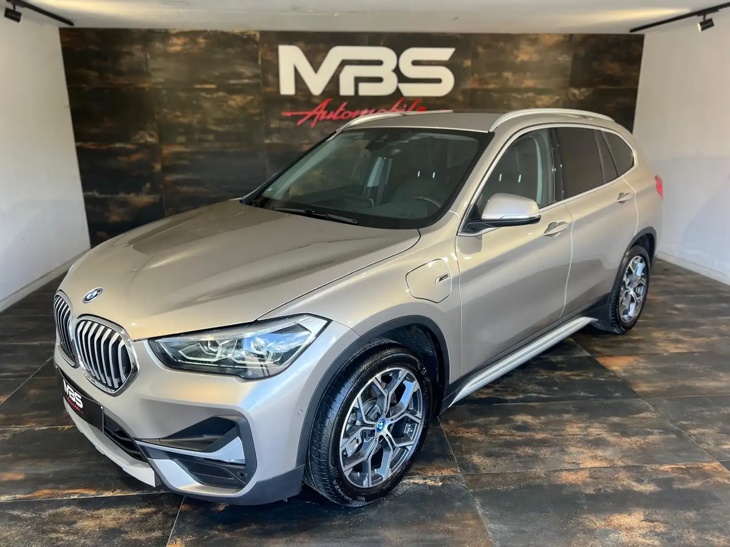 BMW X1 X1 *CAMERA *AUTO *AFF TETE HAUT *LED INT *LED EXT Zilver - 2