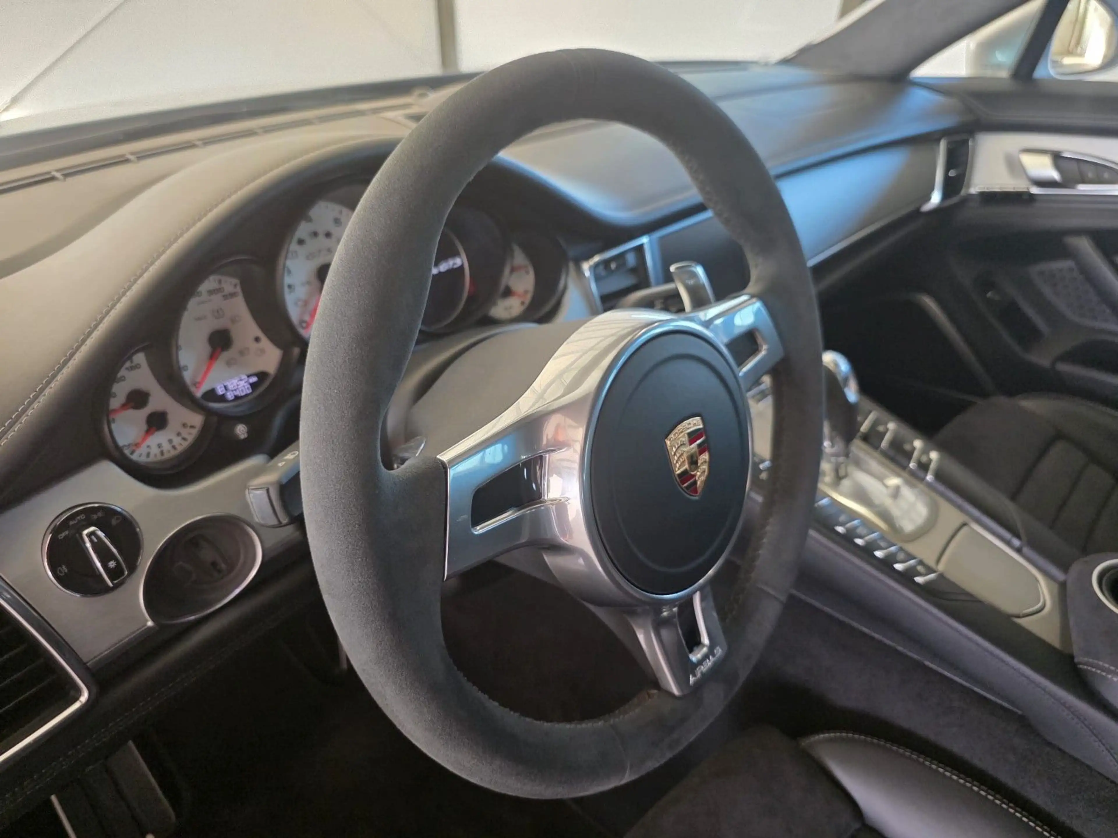Porsche Panamera GTS — photo 14