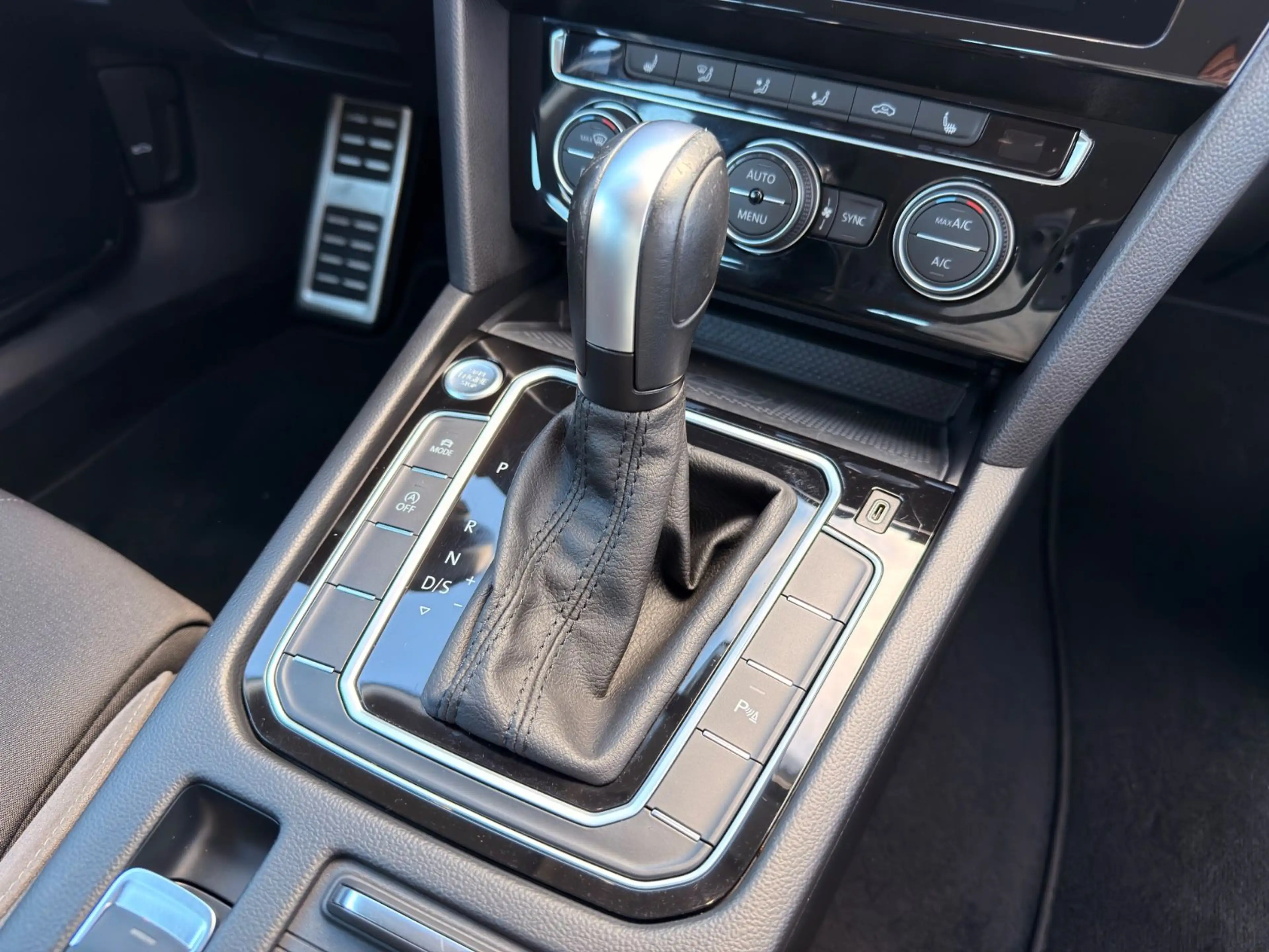 Volkswagen Passat Alltrack 2.0 TDI DSG NAVI LED Kamera — photo 24
