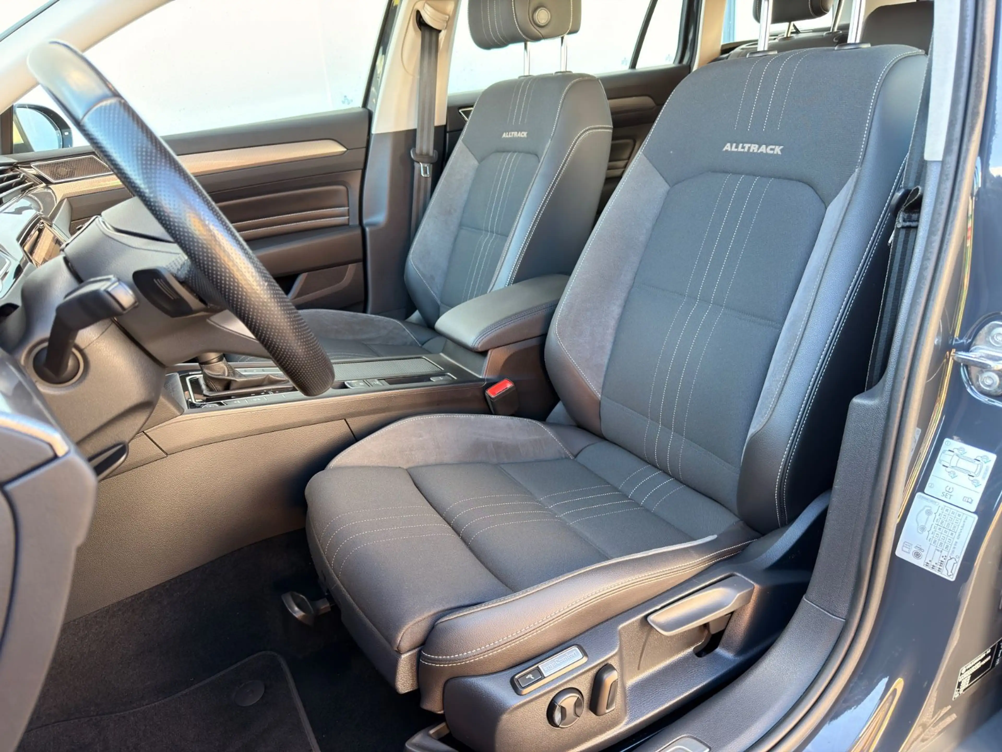 Volkswagen Passat Alltrack 2.0 TDI DSG NAVI LED Kamera — photo 12