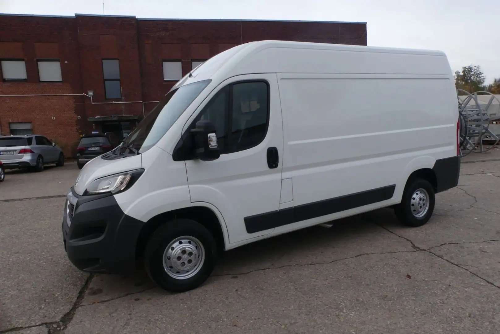Peugeot Boxer 2.2 L2H2 Komfort*AHK*Kamera*2xAirbag*1Hand Blanc - 1