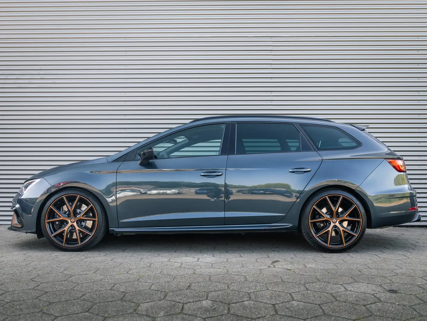 SEAT Leon ST 2.0 TSI CUPRA R 4Drive PANO CARBON BREMBO BEATS Šedá - 2
