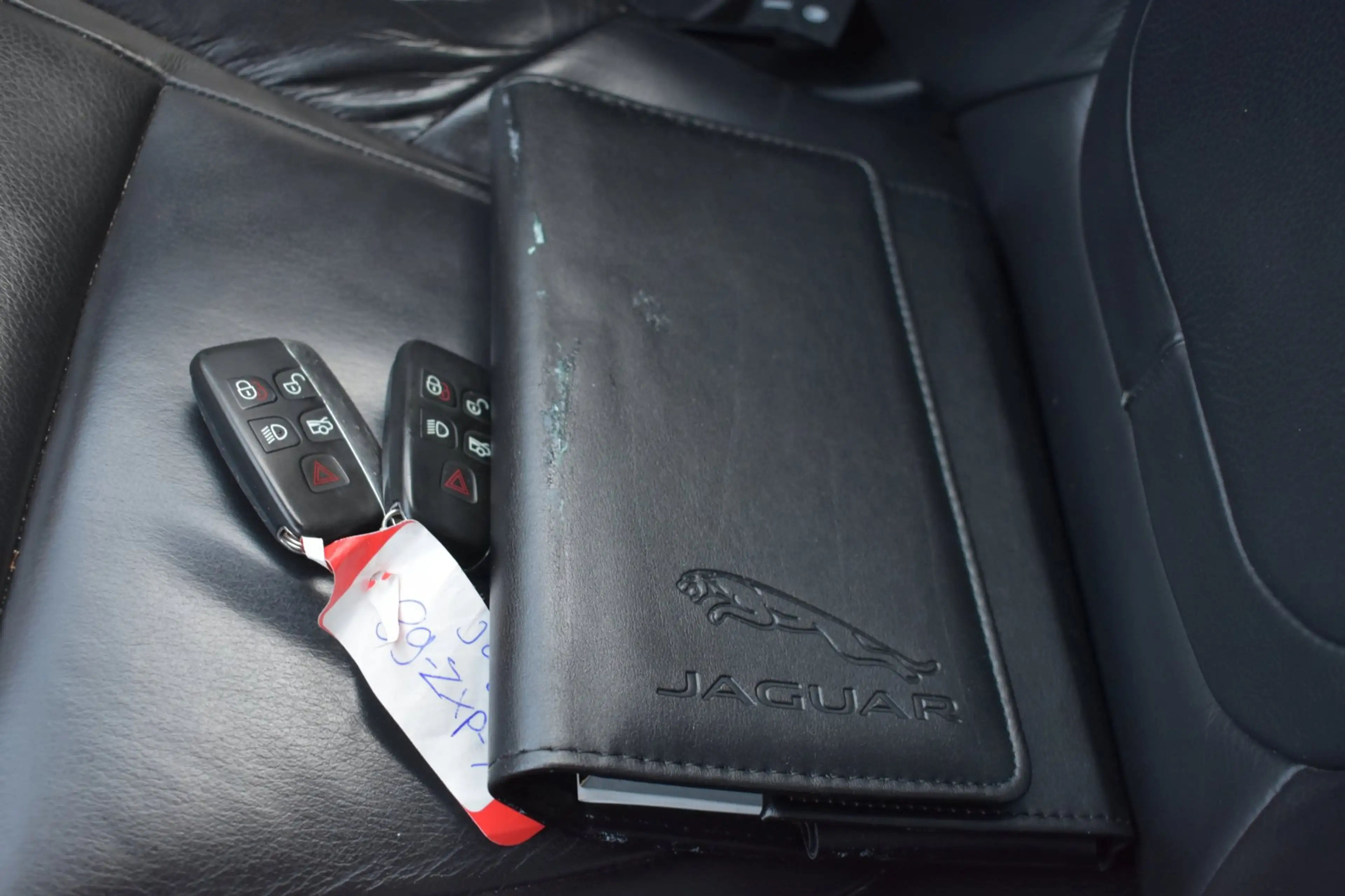 Jaguar XF Sportbrake 2.2D Premium Business Edition '13 Xenon — photo 21