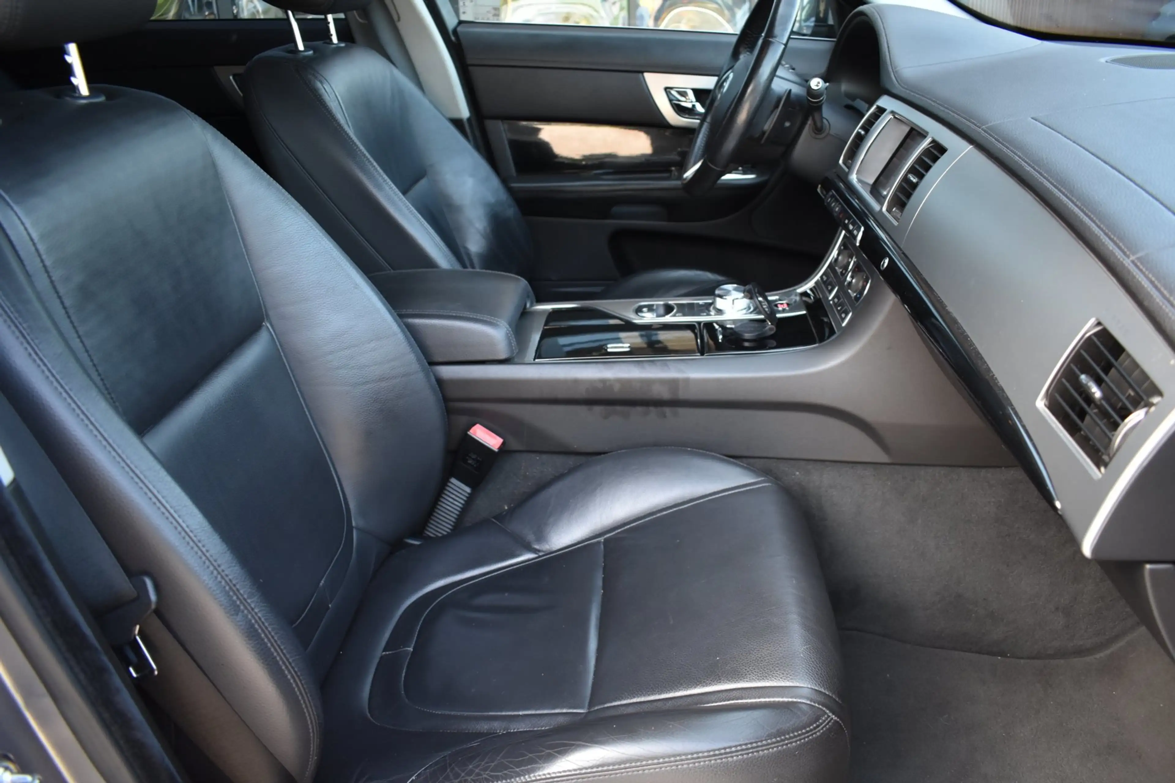 Jaguar XF Sportbrake 2.2D Premium Business Edition '13 Xenon — photo 4