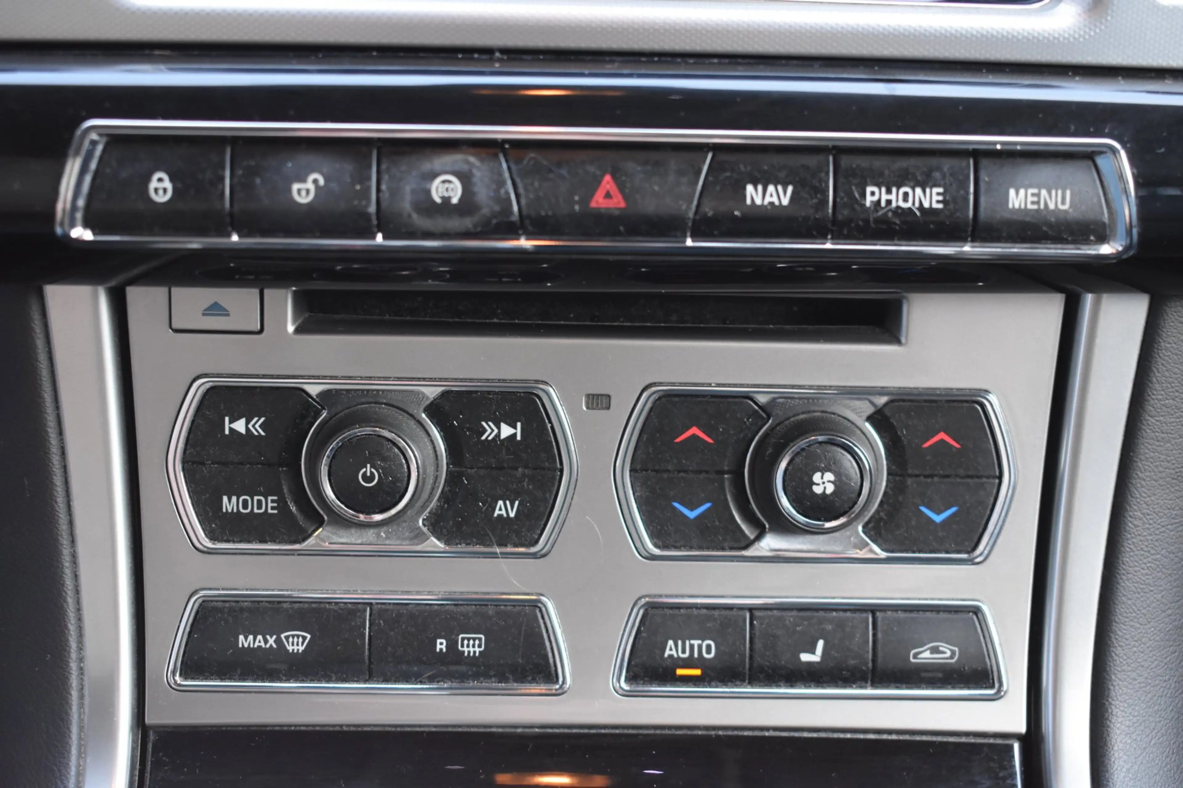 Jaguar XF Sportbrake 2.2D Premium Business Edition '13 Xenon — photo 17