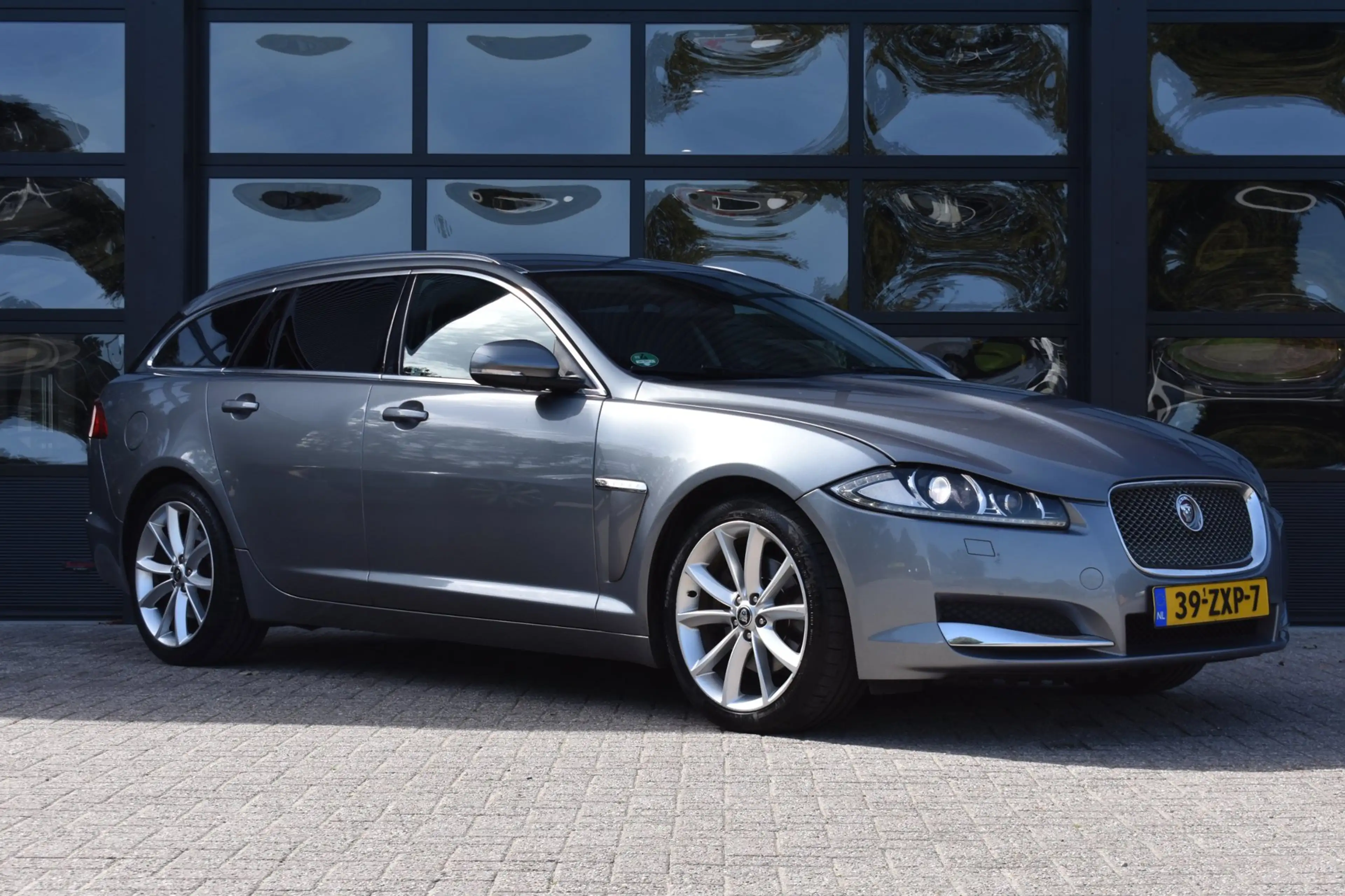 Jaguar XF Sportbrake 2.2D Premium Business Edition '13 Xenon — photo 6