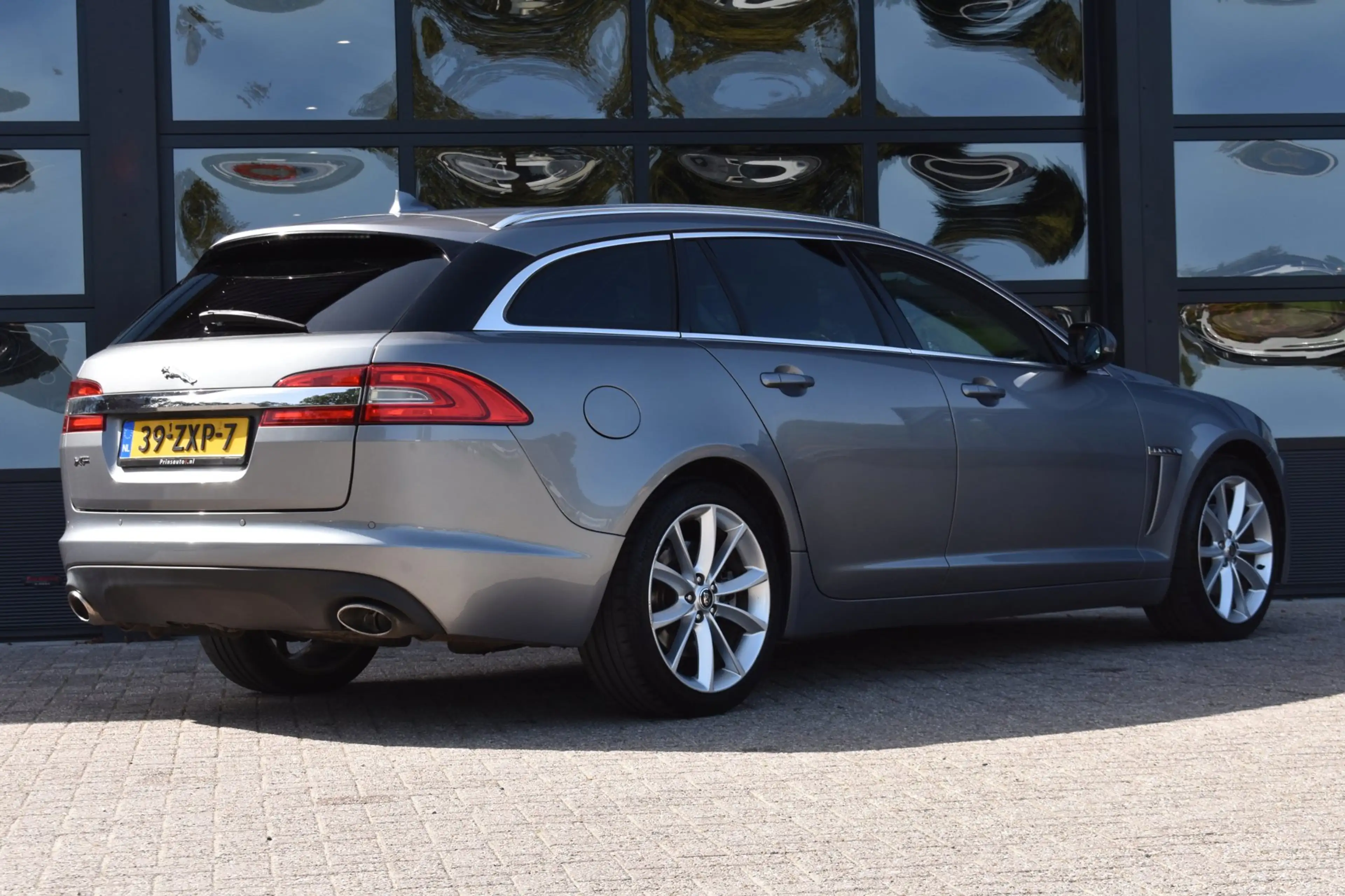 Jaguar XF Sportbrake 2.2D Premium Business Edition '13 Xenon — photo 3