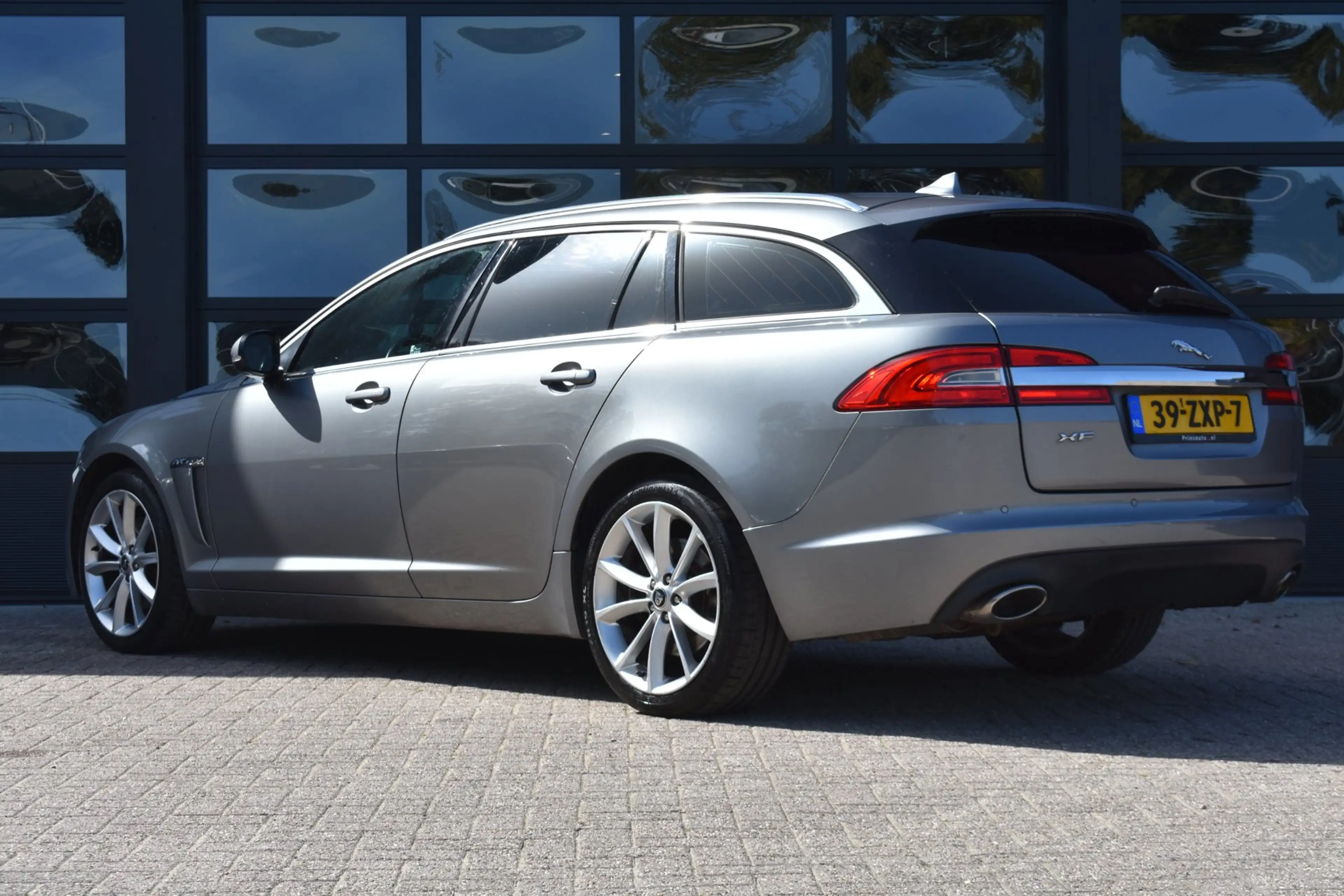 Jaguar XF Sportbrake 2.2D Premium Business Edition '13 Xenon — photo 11