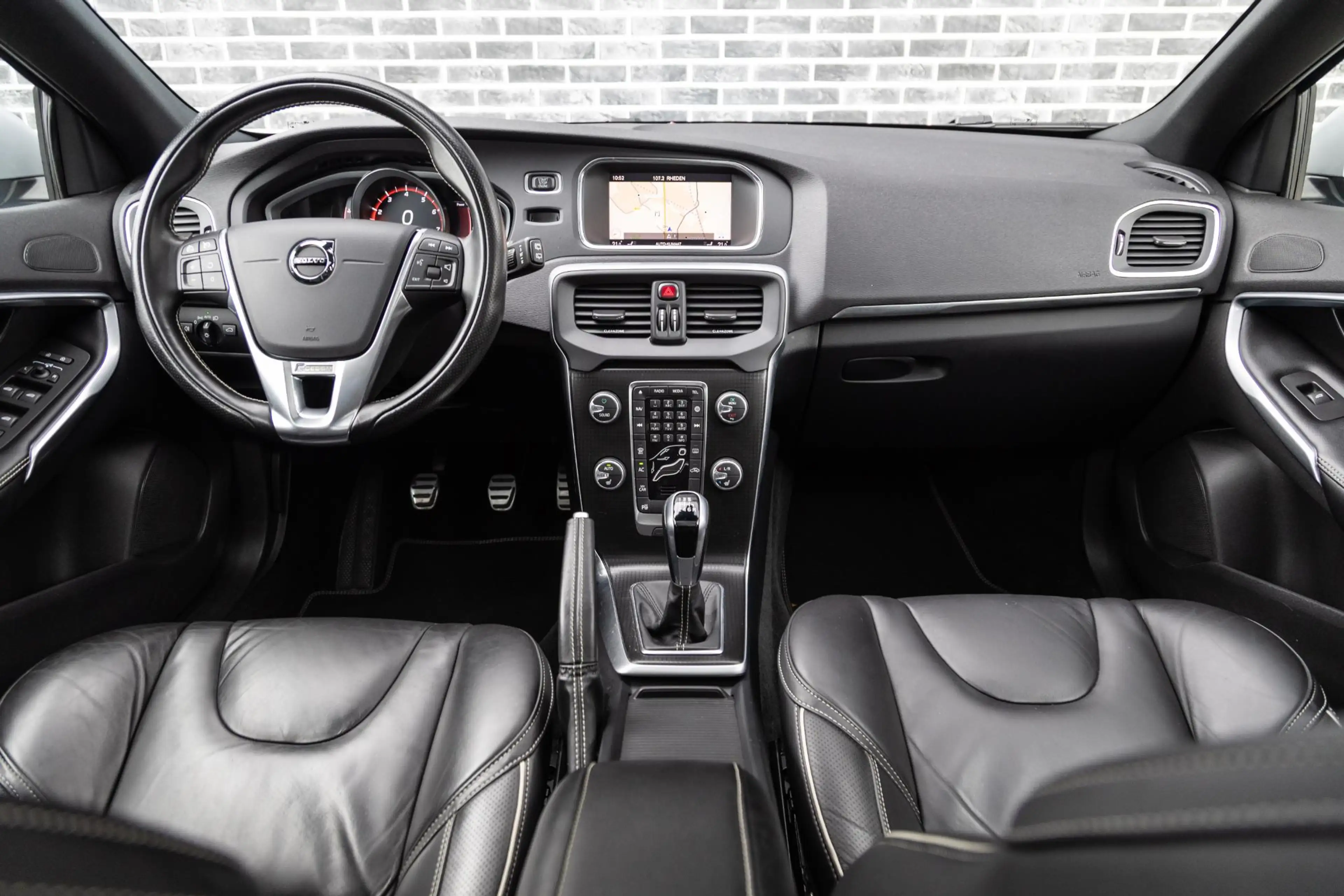 Volvo V40 2.0 T4 Business Sport | R-Design | Panoramadak | A — photo 2