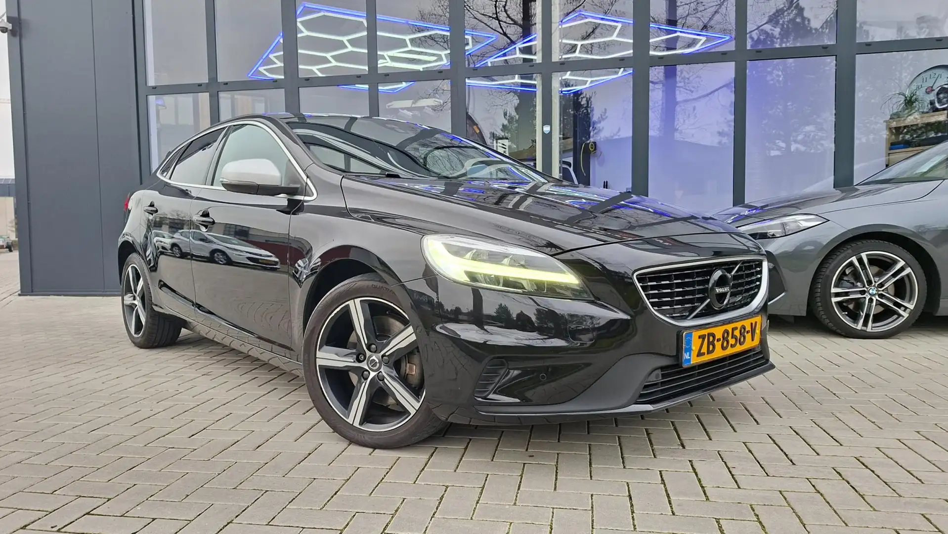 Volvo V40 1.5 T3 Polar+ Sport, BTW, Black on Black, Full Pan Schwarz - 2
