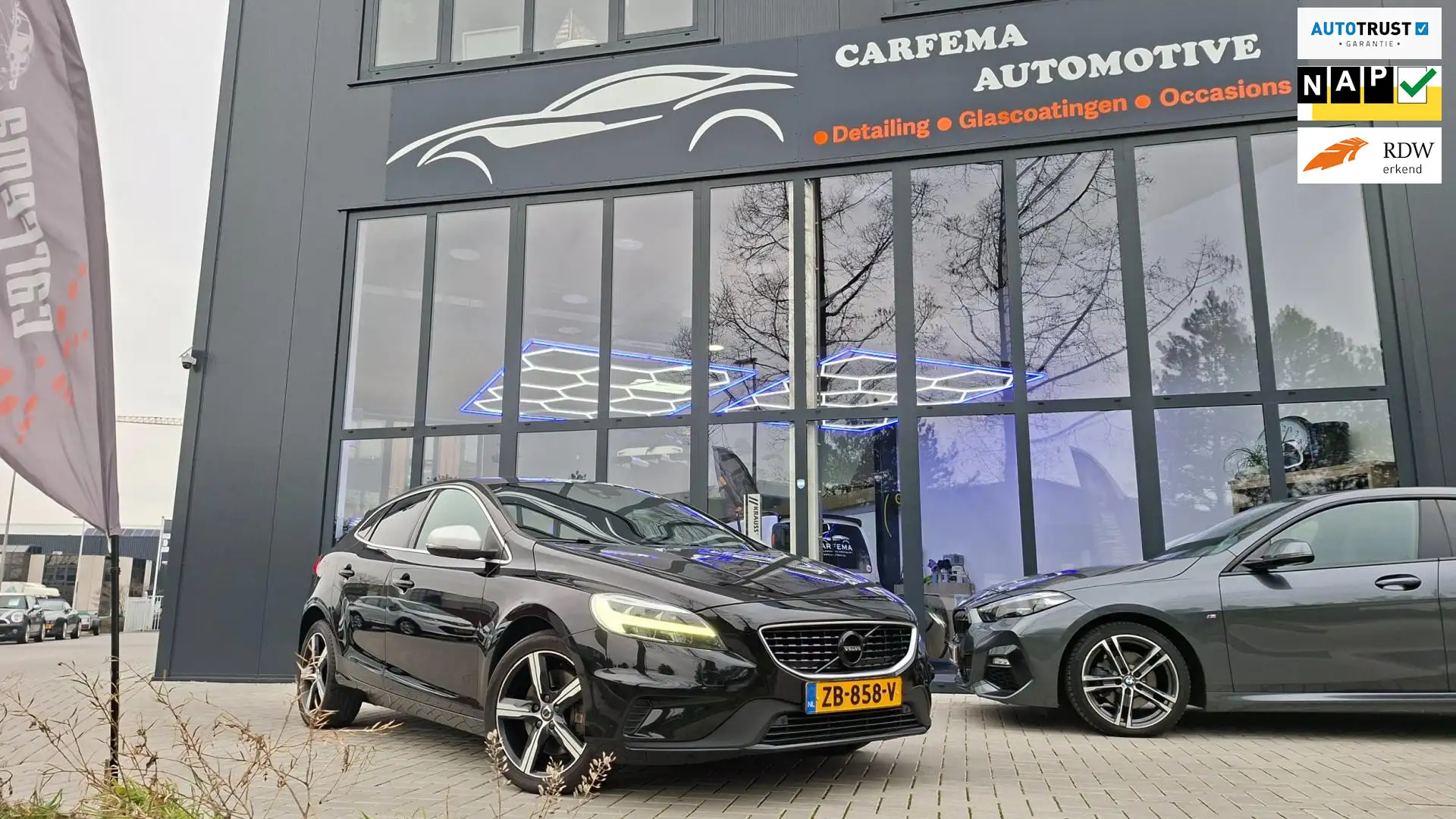 Volvo V40 1.5 T3 Polar+ Sport, BTW, Black on Black, Full Pan Schwarz - 1