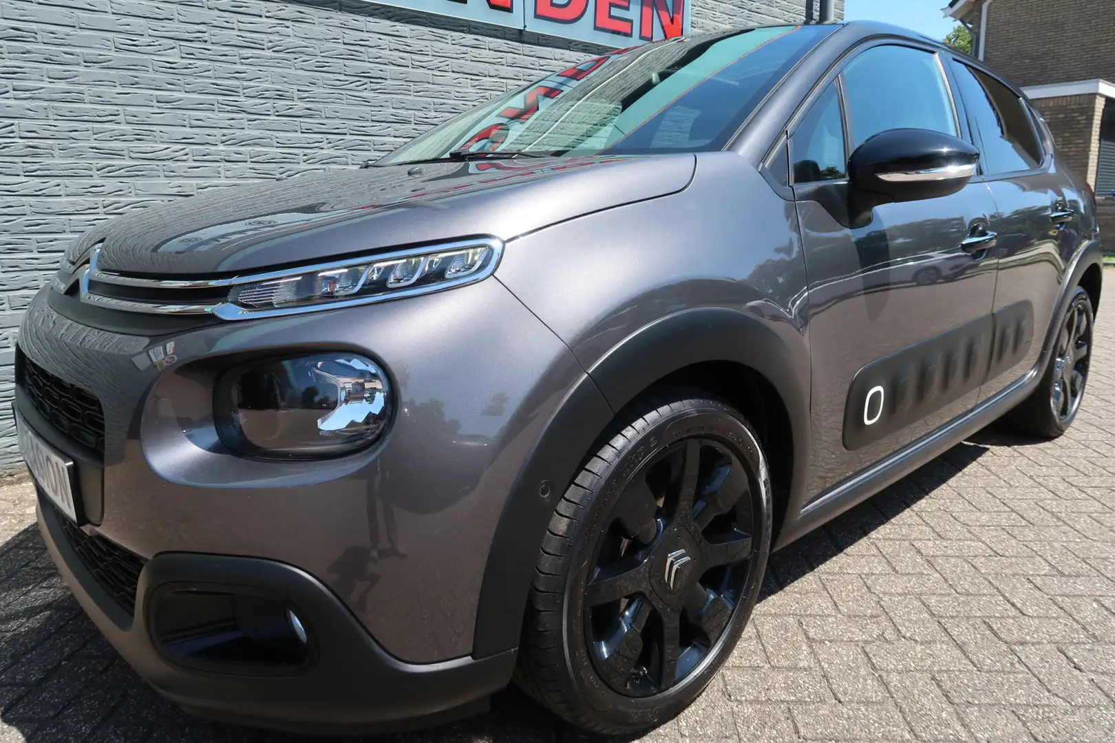 Citroen C3 1.2 PureTech S&S Shine Eerste eigenaar Grijs - 1