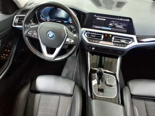 BMW 3 Series view 10