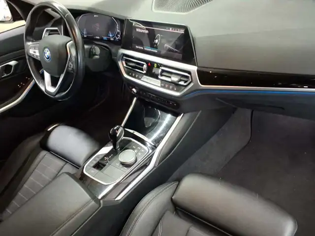 BMW 3 Series view 9