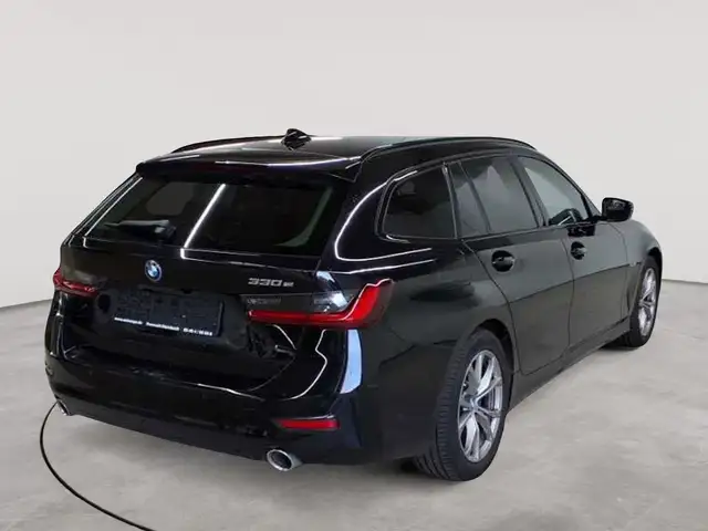 BMW 3 Series view 4