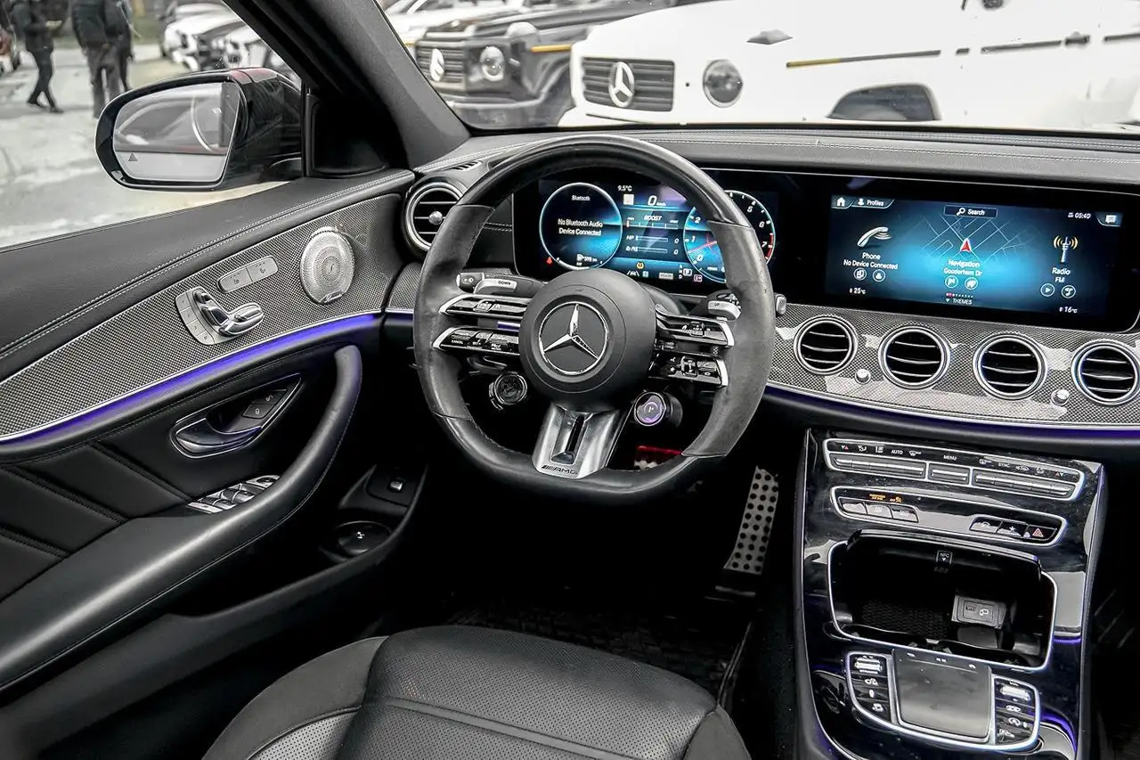 Mercedes-Benz E-Class снимка Mercedes-Benz E-Class