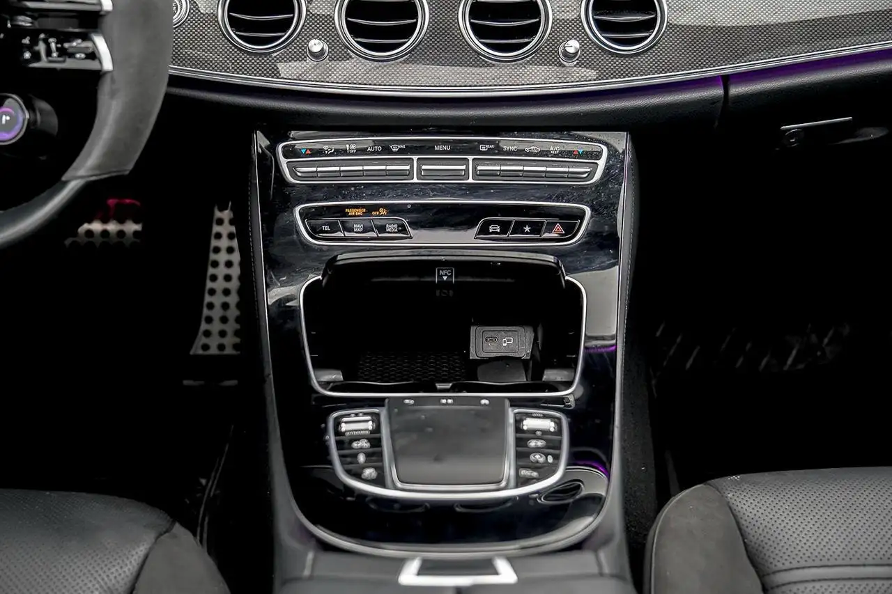 Mercedes-Benz E-Class снимка Mercedes-Benz E-Class