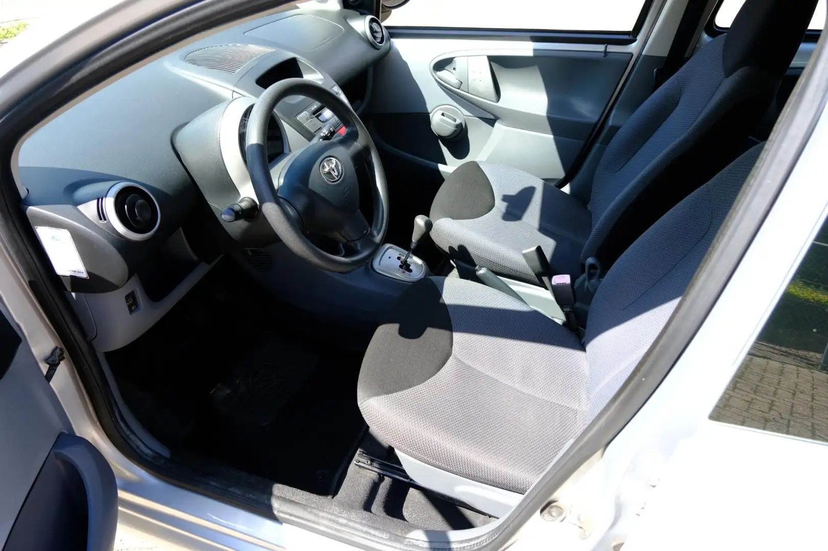 Toyota Aygo 1.0-12V + 5-drs Automaat Grijs - 2