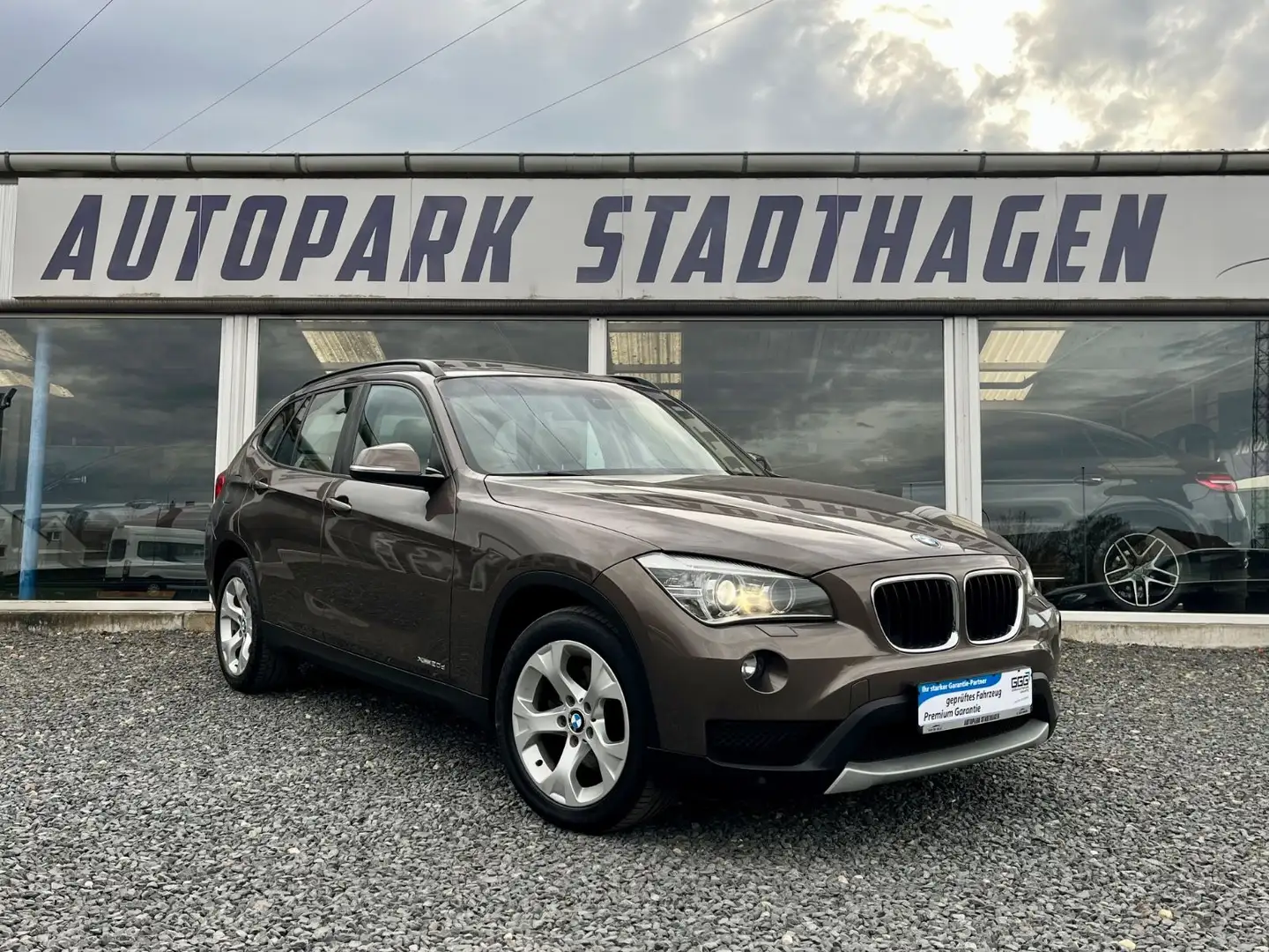 BMW X1 20 d xDrive AHK/PANO/LEDER/KEYLESS/NAVI/TEMPO Braun - 1