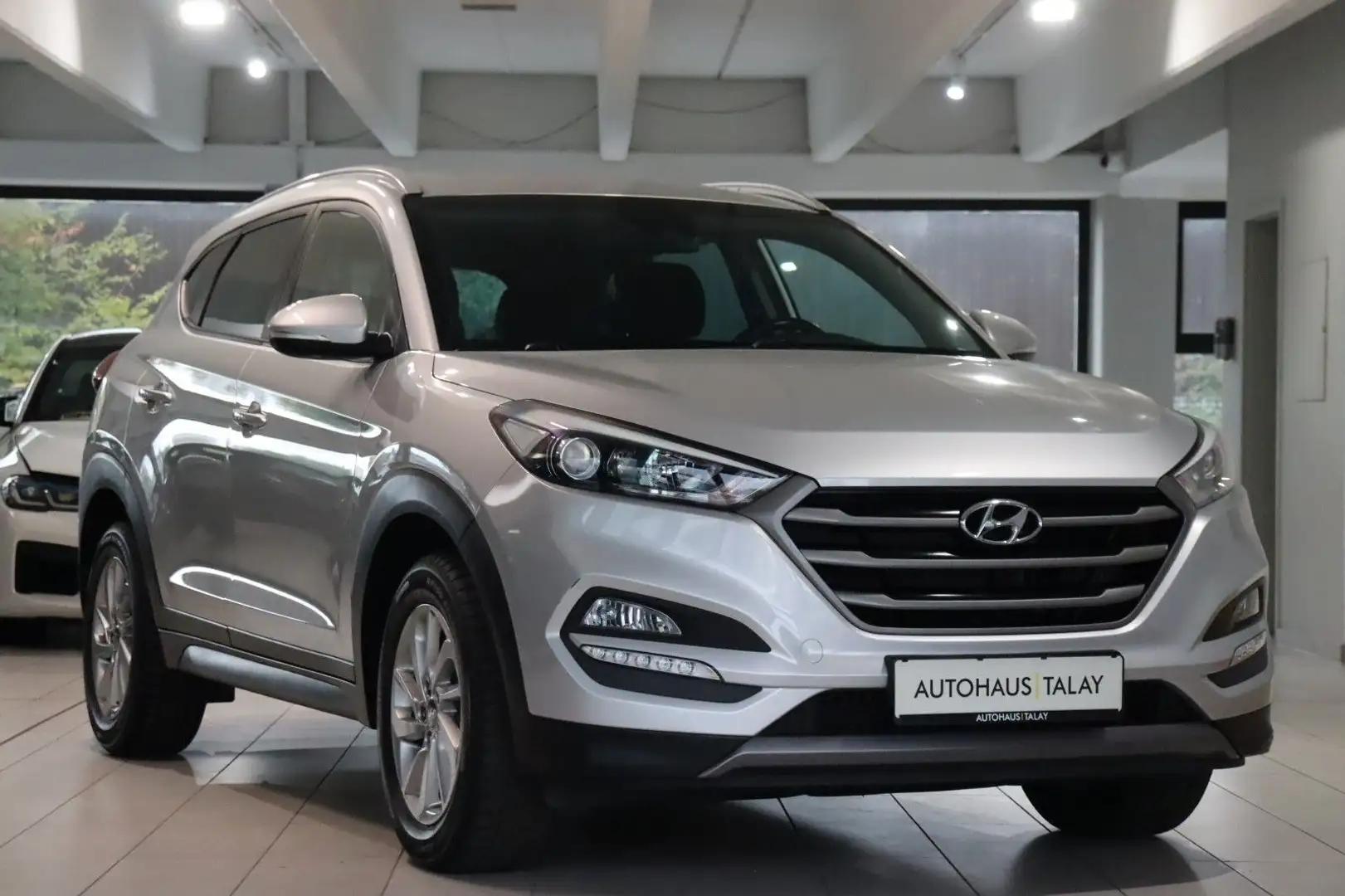 Hyundai TUCSON Intro Edition 2WD Sitzhzg*Navi*Kam* Silber - 1