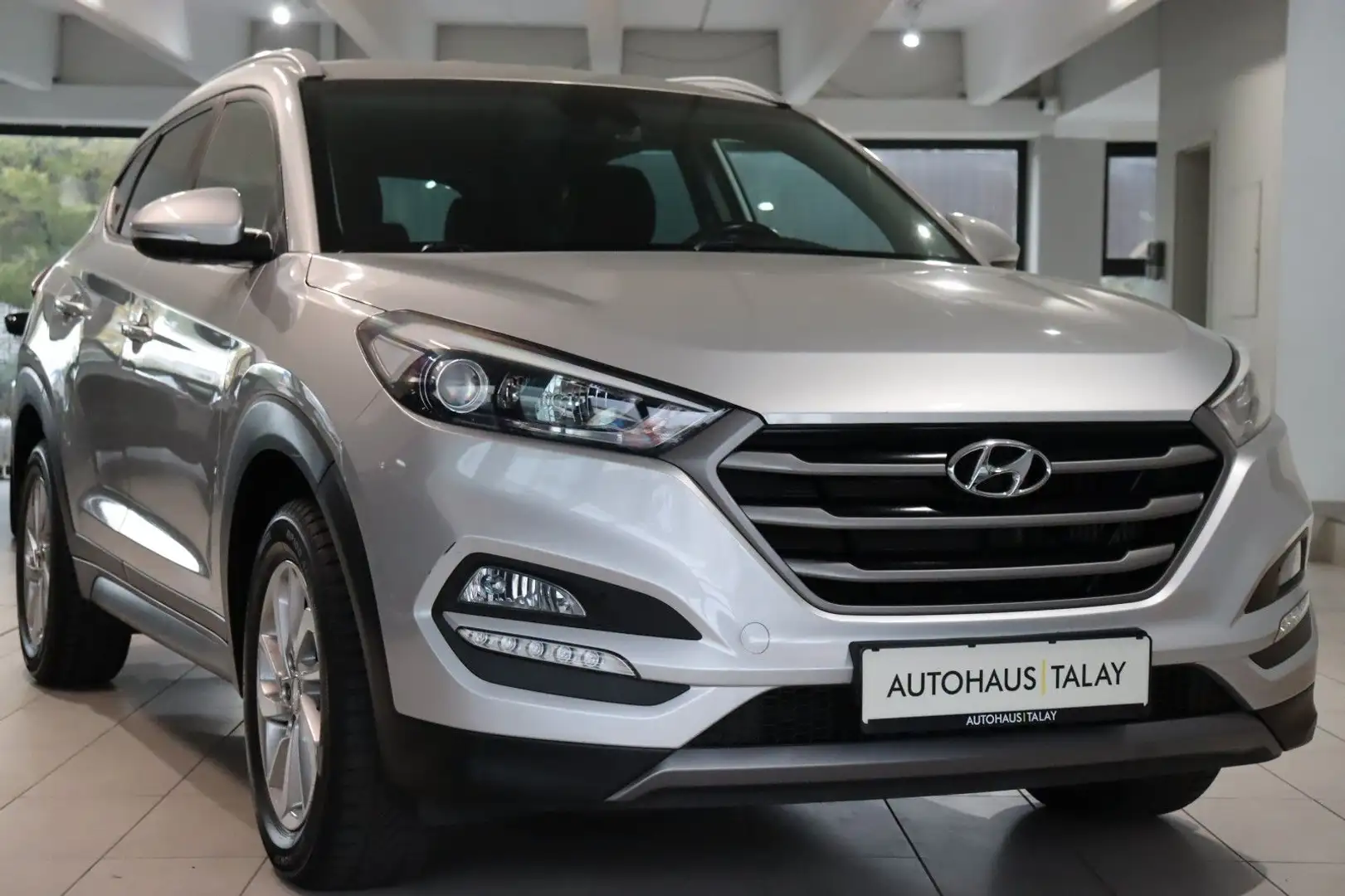 Hyundai TUCSON Intro Edition 2WD Sitzhzg*Navi*Kam* Silber - 2