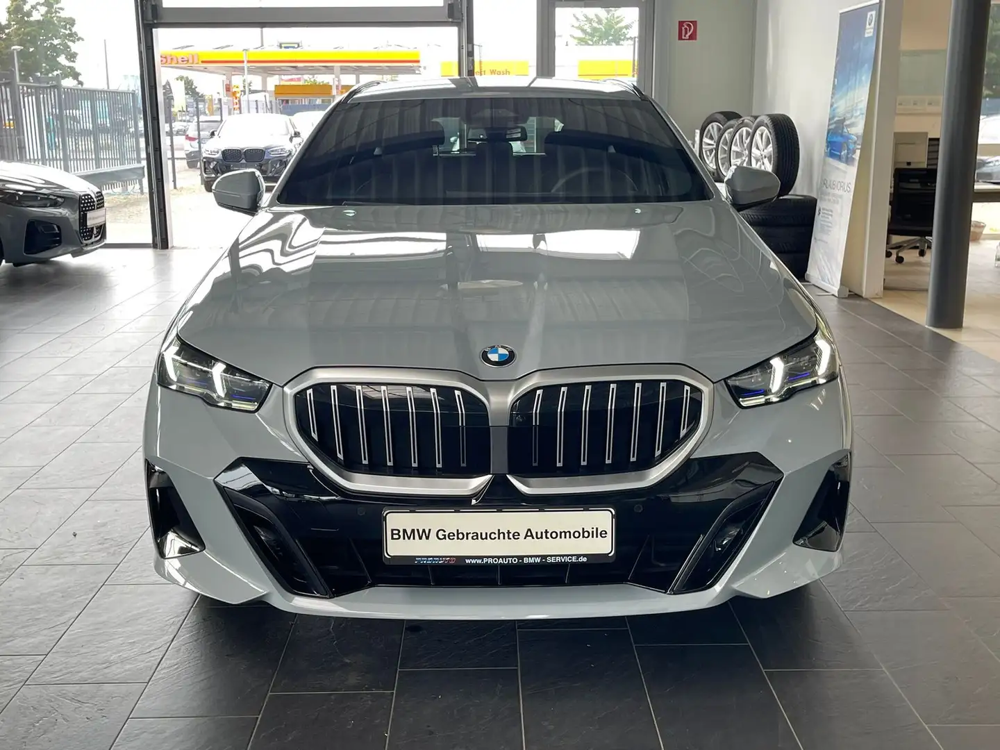 BMW 520 d xDrive Tour. M Sport A-LED/AHK/360°/HUD/HK/19° Grau - 2