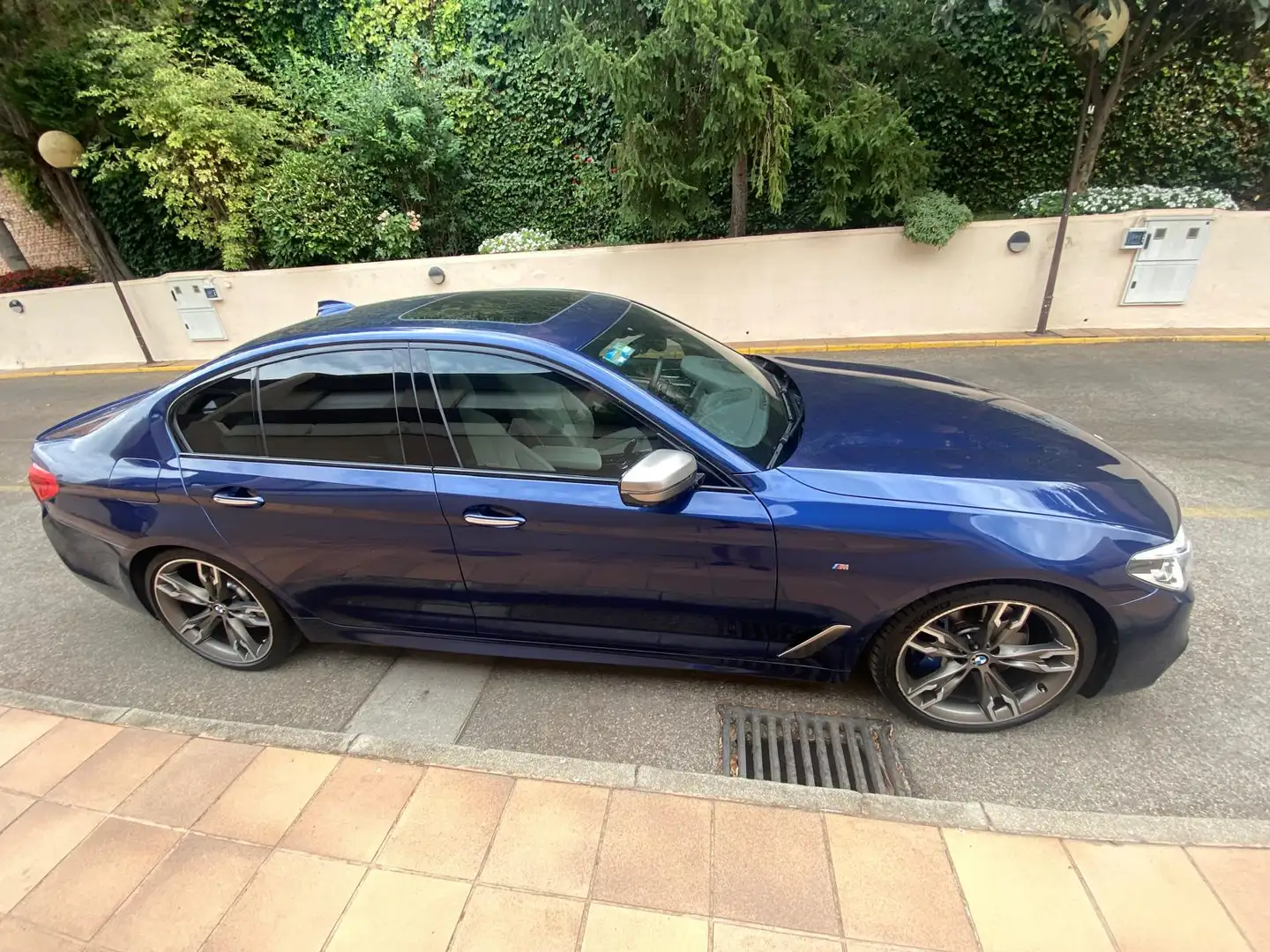 BMW M550 Xdrive motor V8 Biturbo Azul - 2